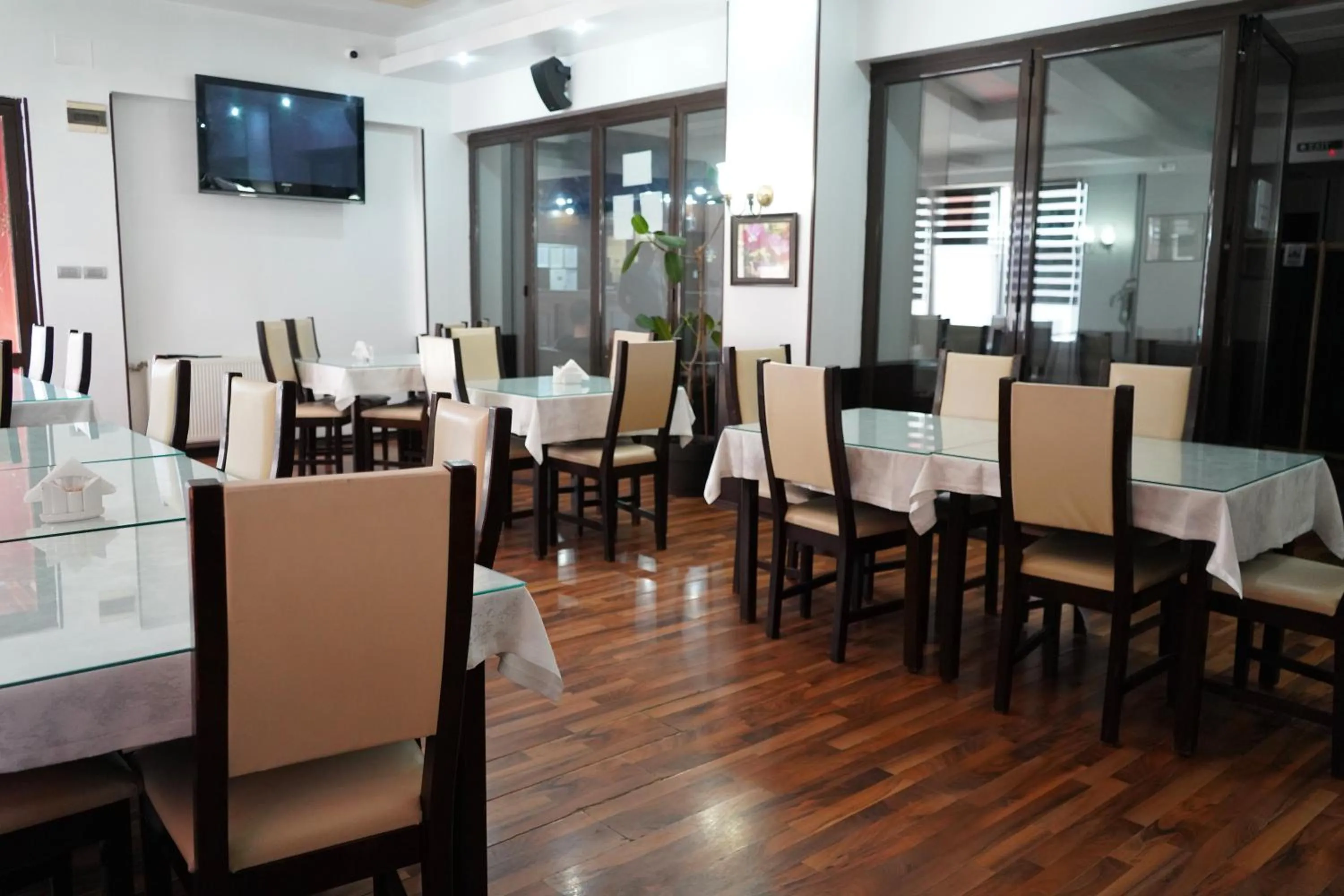 Restaurant/places to eat in Hotel Bliss