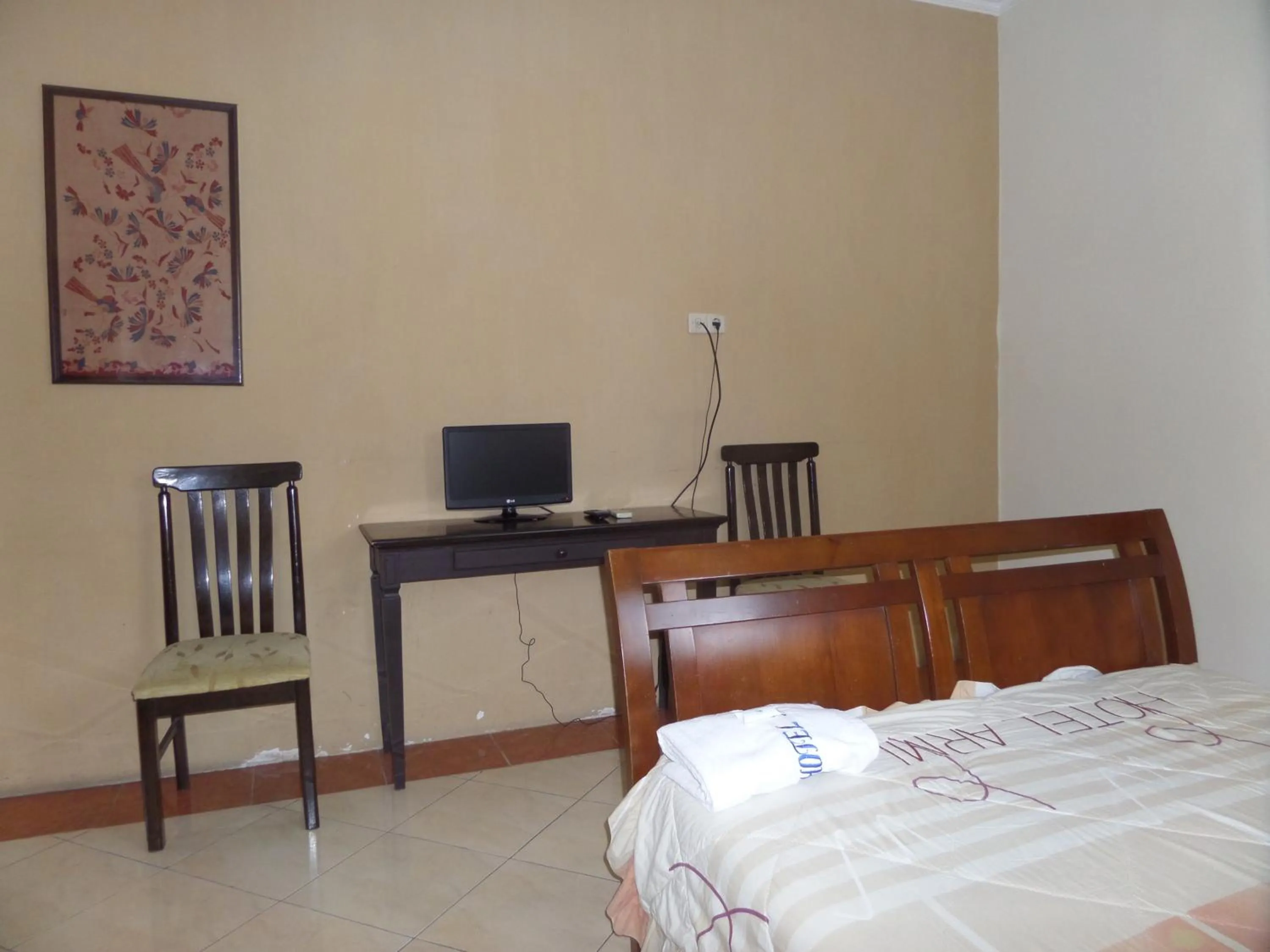 TV and multimedia, Bed in Armi Hotel Malang