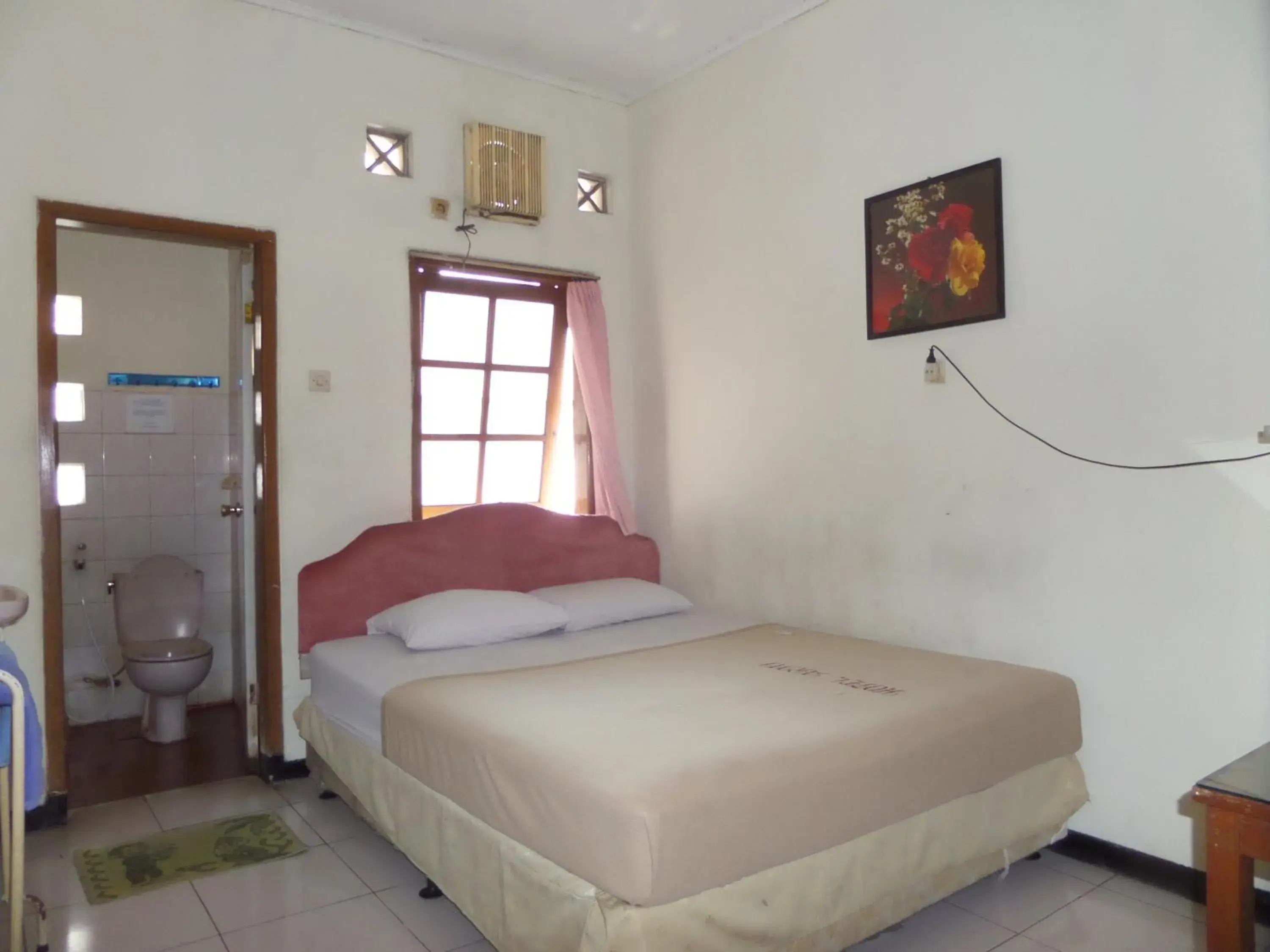 Toilet, Bed in Armi Hotel Malang Toilet, Bed in Armi Hotel Malang