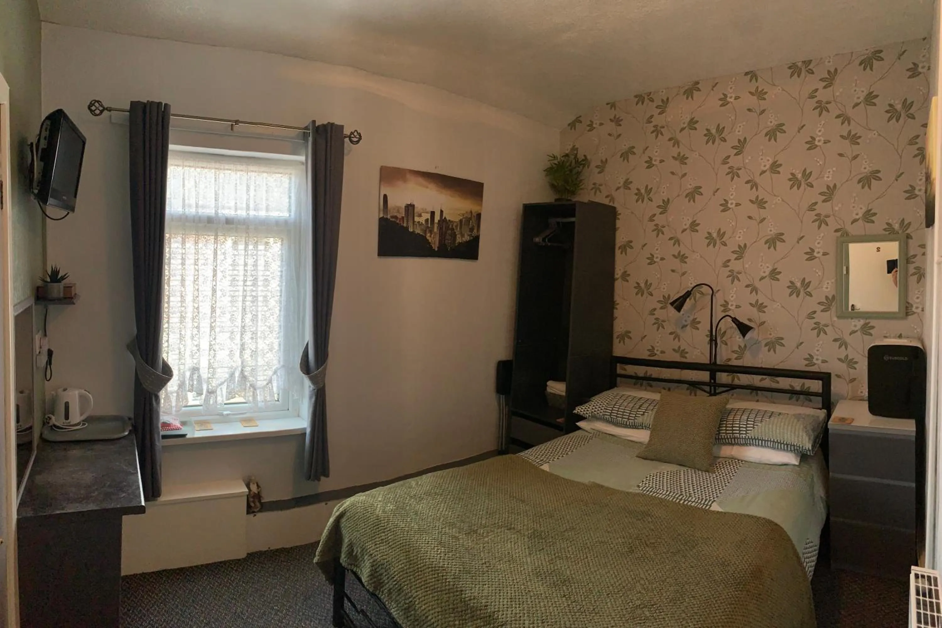 Standard Double Room in Hornby Villa B&B Couples & Families Only- Quiet Central Location- Near To Winter Gardens