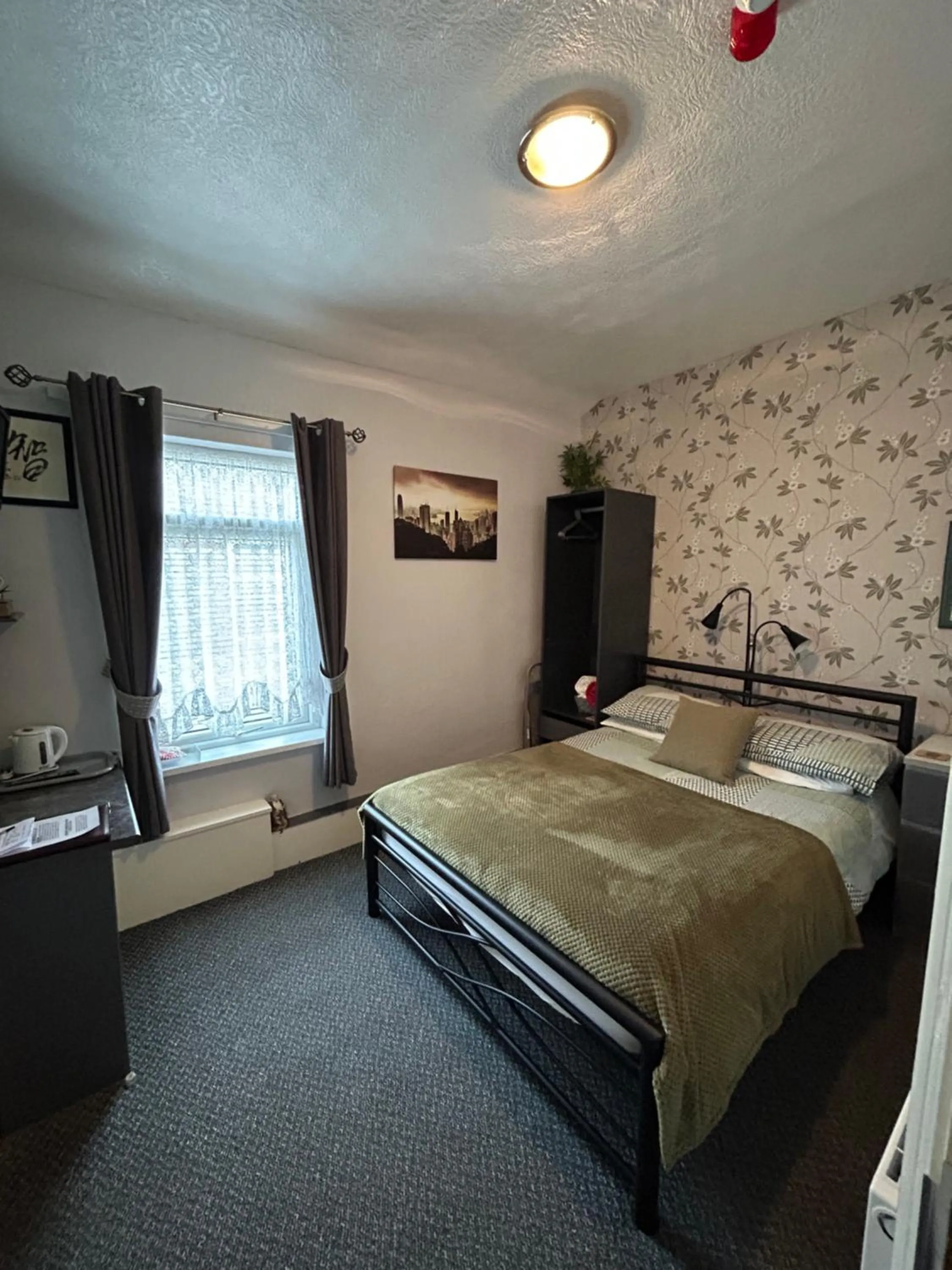 Standard Double Room in Hornby Villa B&B Couples & Families Only- Quiet Central Location- Near To Winter Gardens