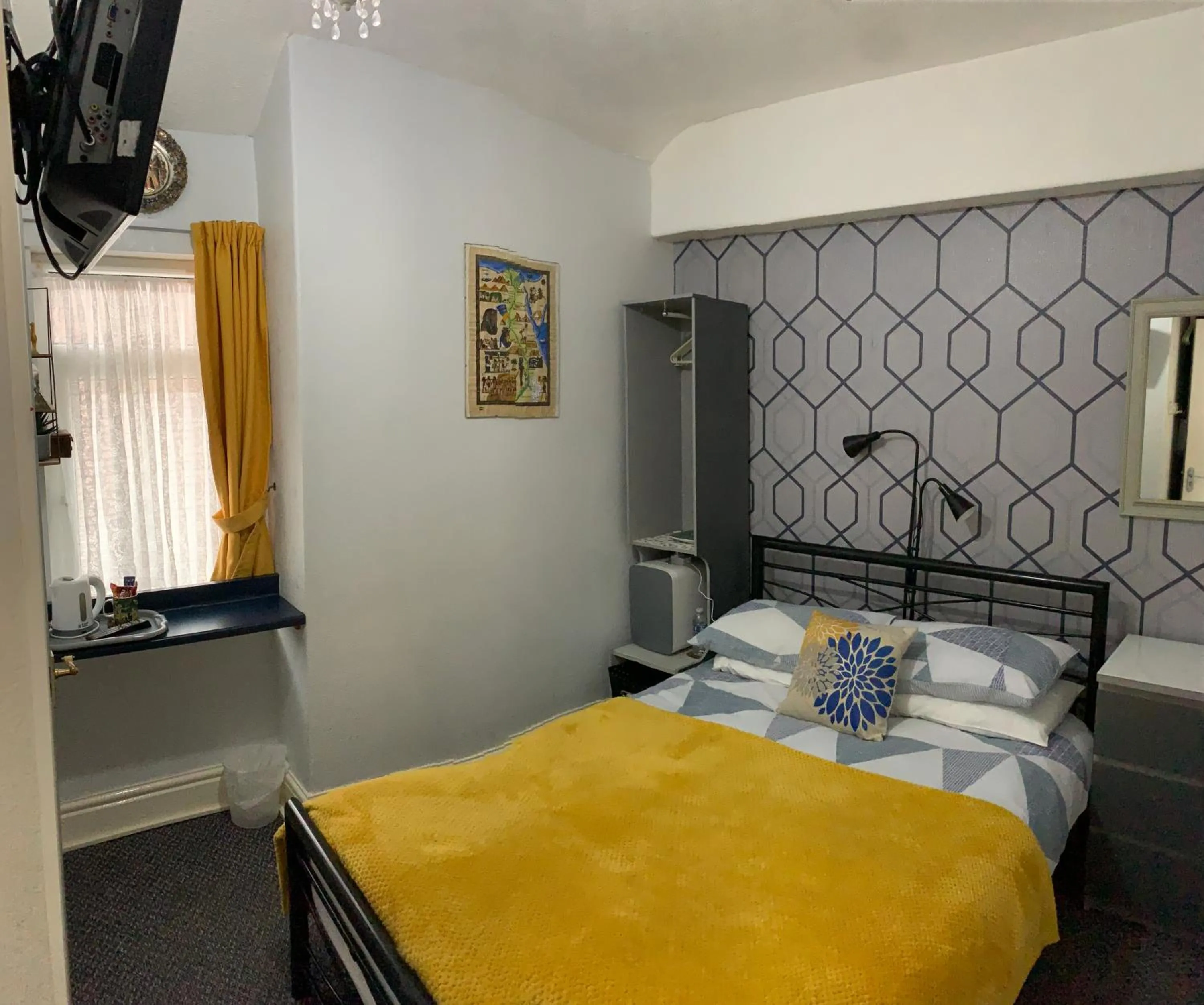 Double Room in Hornby Villa B&B Couples & Families Only- Quiet Central Location- Near To Winter Gardens