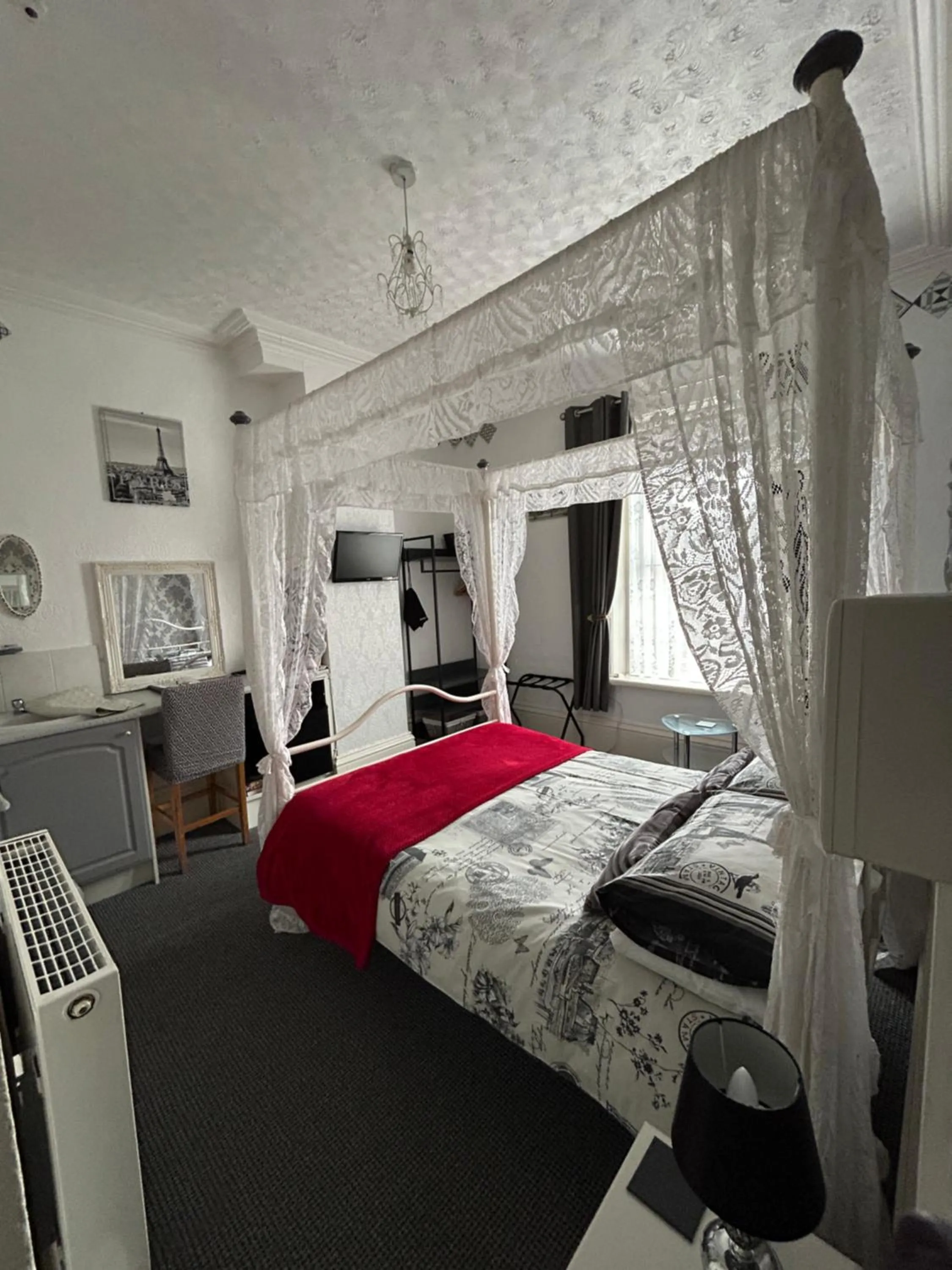 Deluxe Double Room in Hornby Villa B&B Couples & Families Only- Quiet Central Location- Near To Winter Gardens