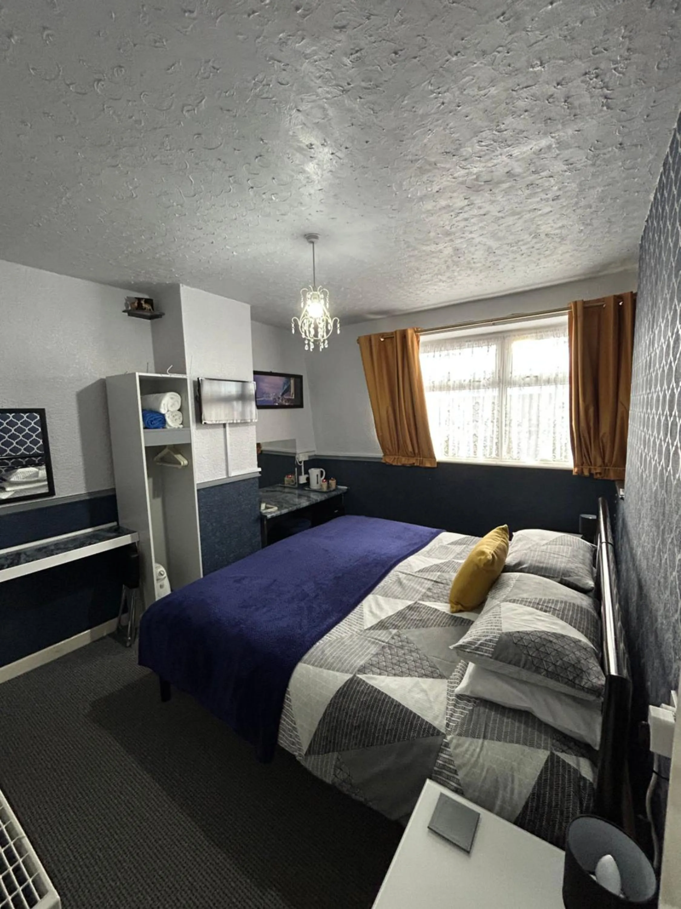 Standard King Room in Hornby Villa B&B Couples & Families Only- Quiet Central Location- Near To Winter Gardens