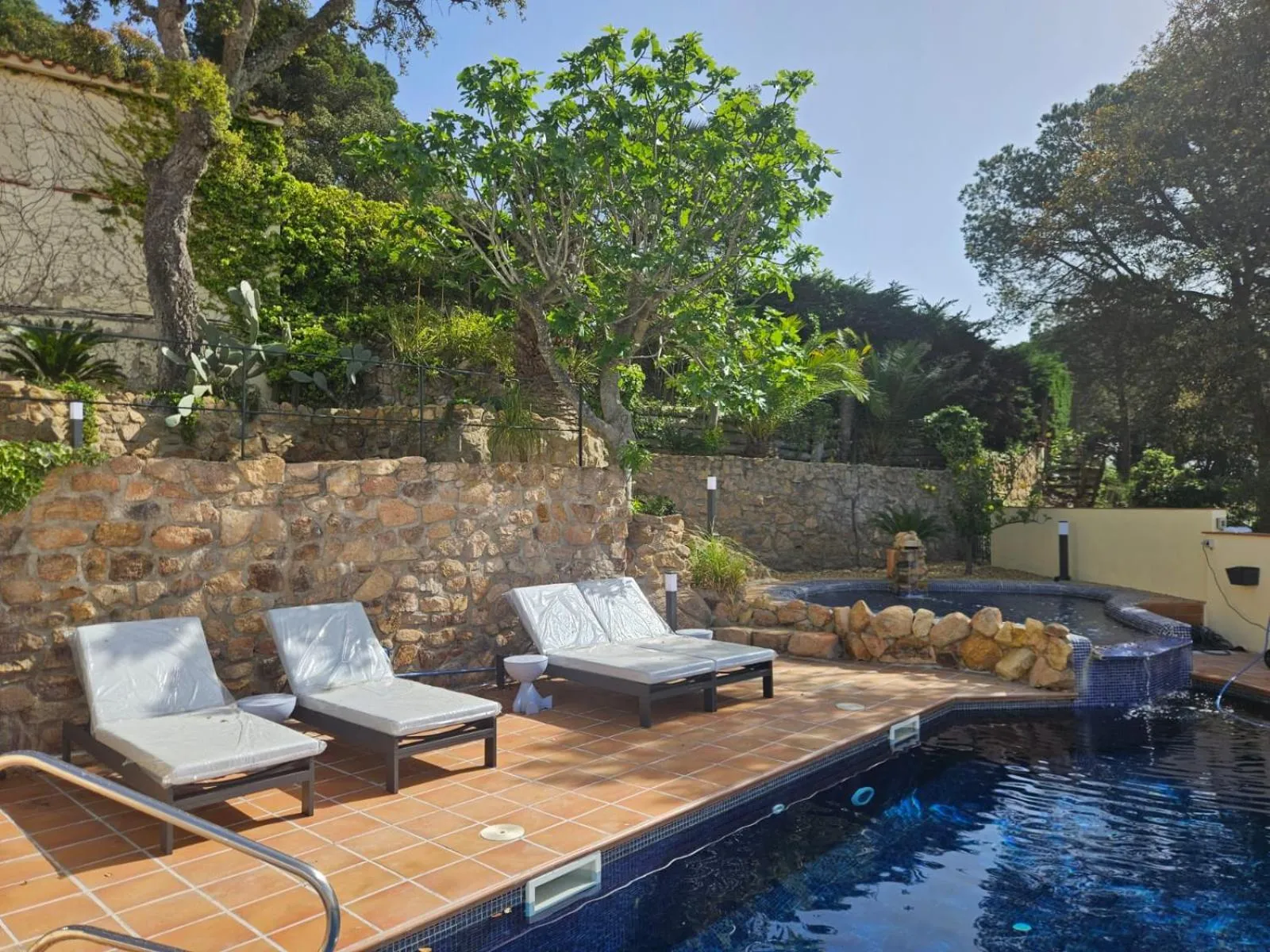 Swimming pool in La Roqueta Hotel