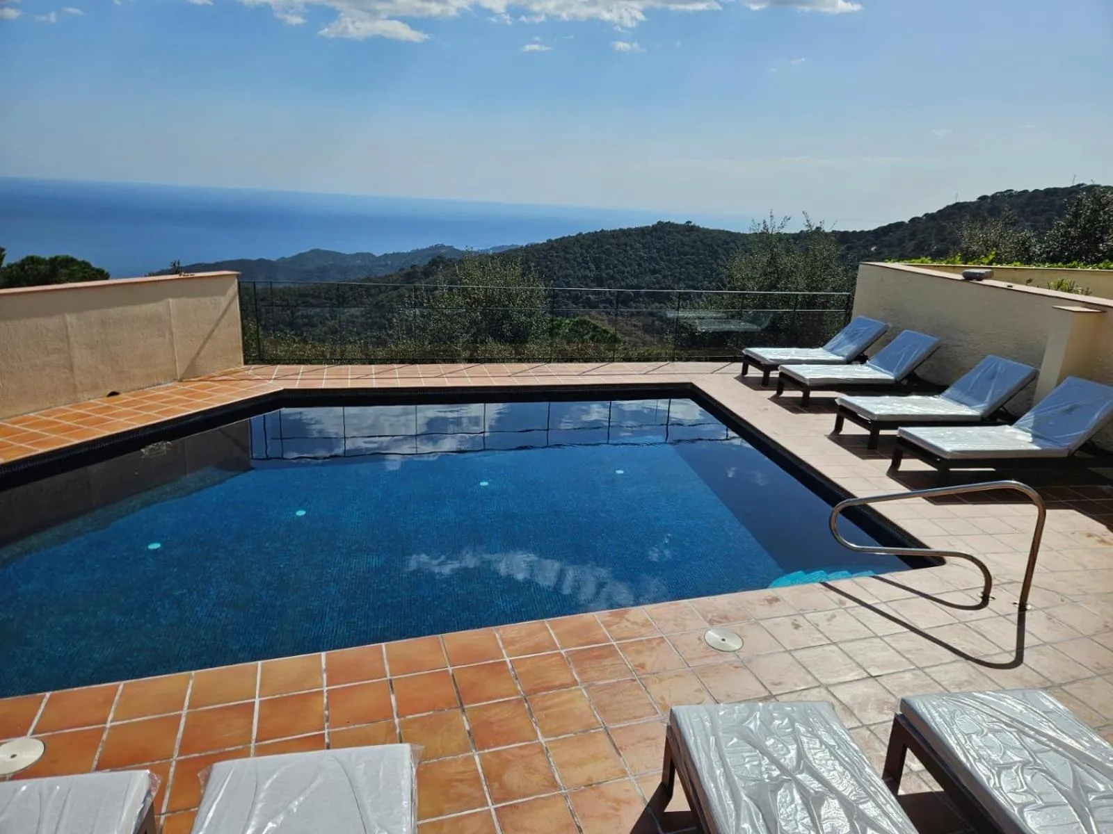 Swimming pool in La Roqueta Hotel