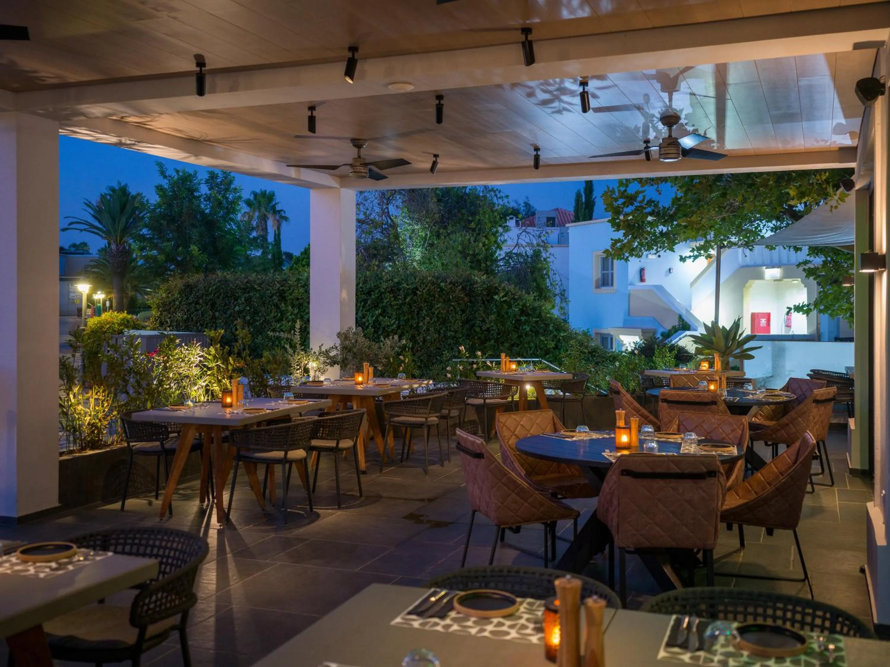 Restaurant/places to eat in Neptune Luxury Resort