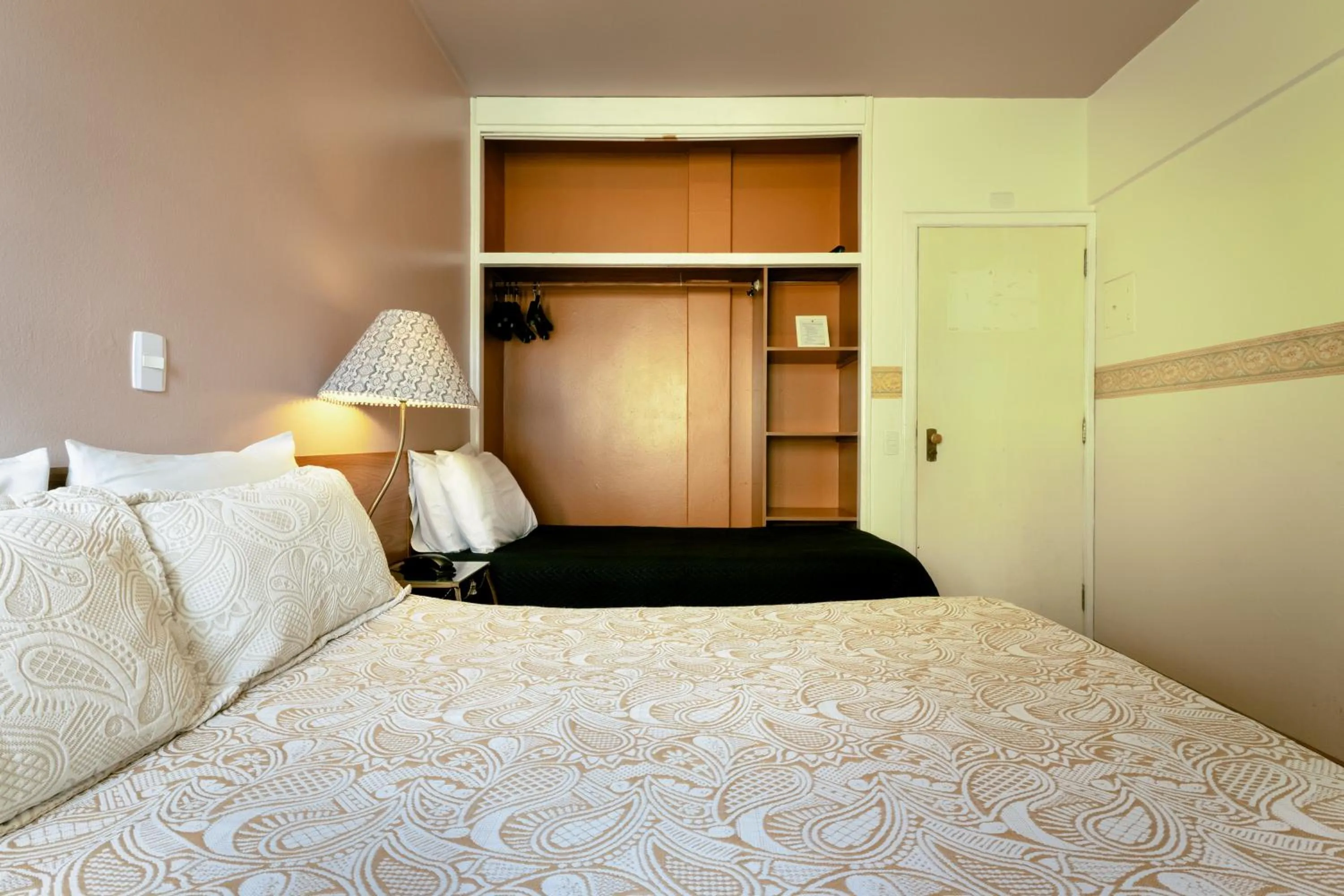 Bed in Hotel Geneve - 2km do Capivari