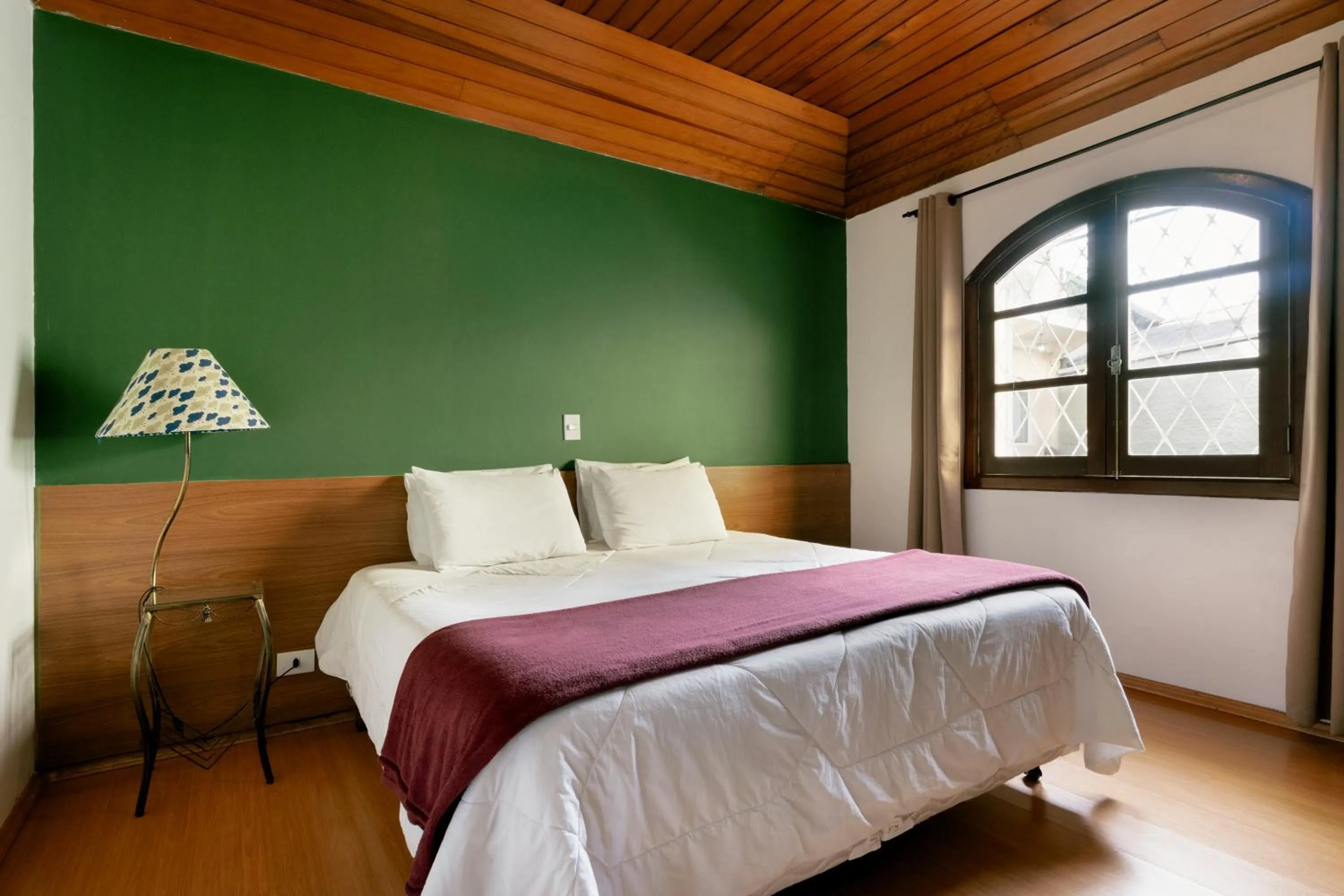 Bed in Hotel Geneve - 2km do Capivari