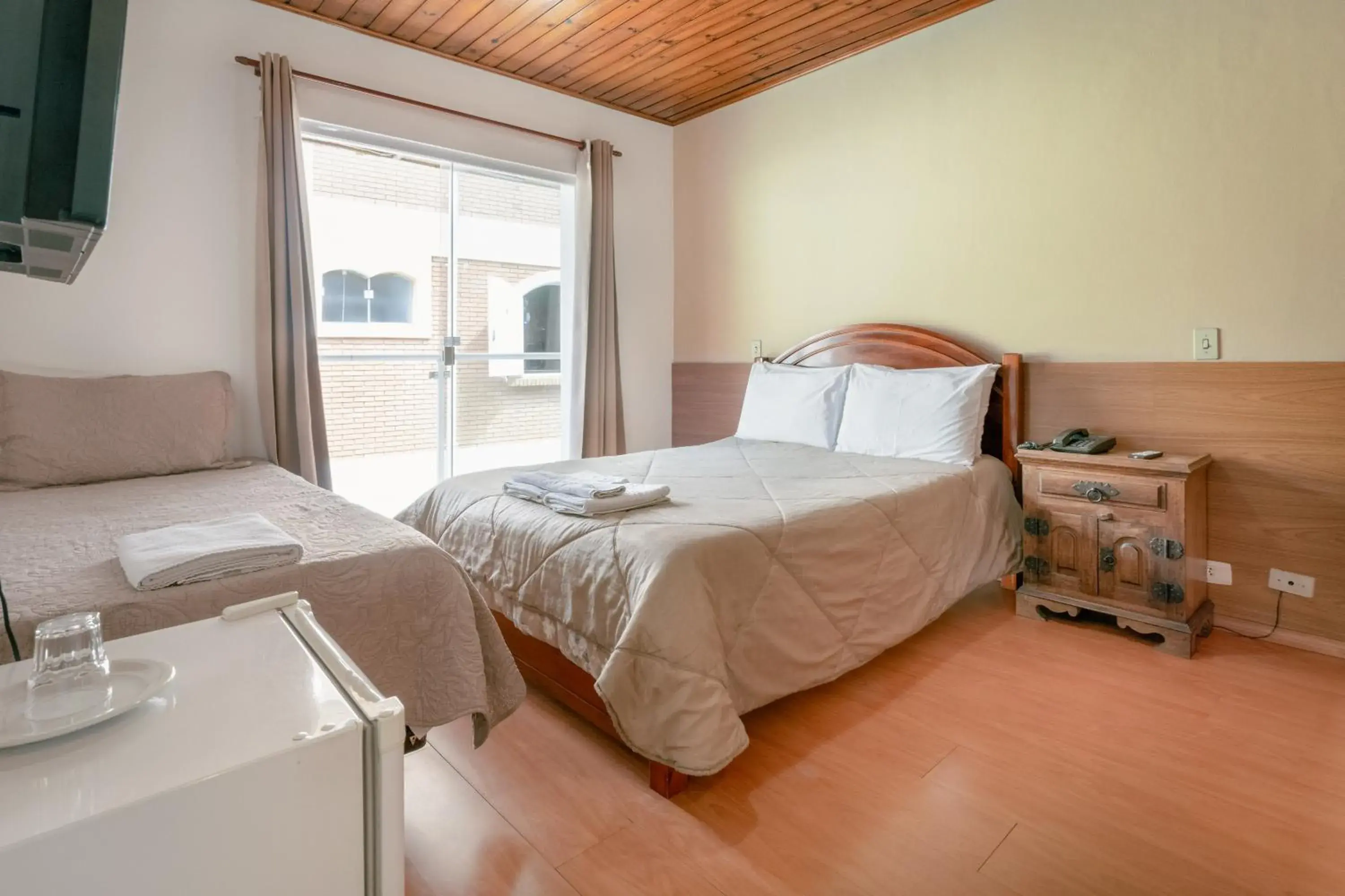 Triple Room with Balcony in Hotel Geneve - 2km do Capivari Triple Room with Balcony in Hotel Geneve - 2km do Capivari