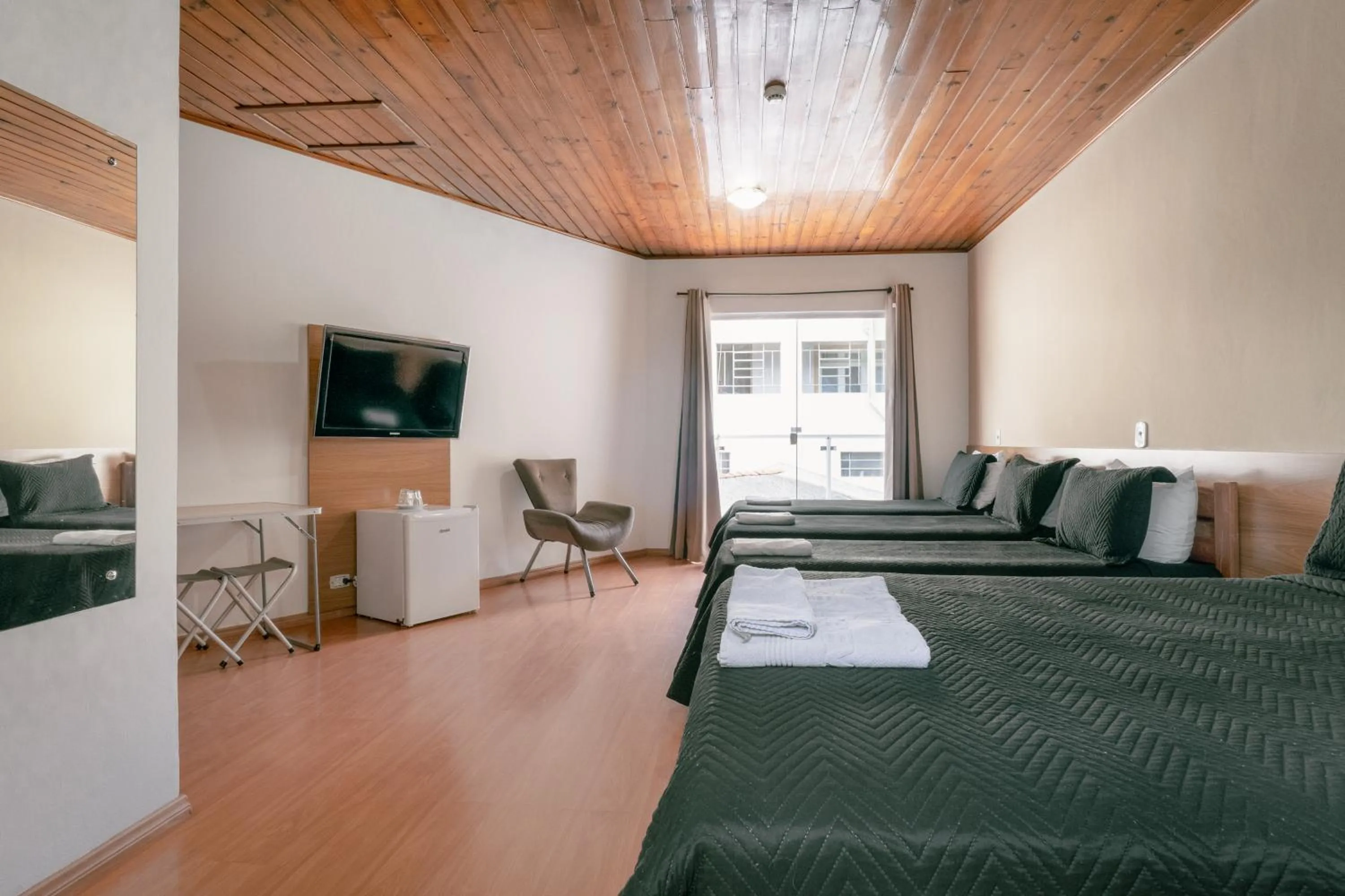 Bed in Hotel Geneve - 2km do Capivari