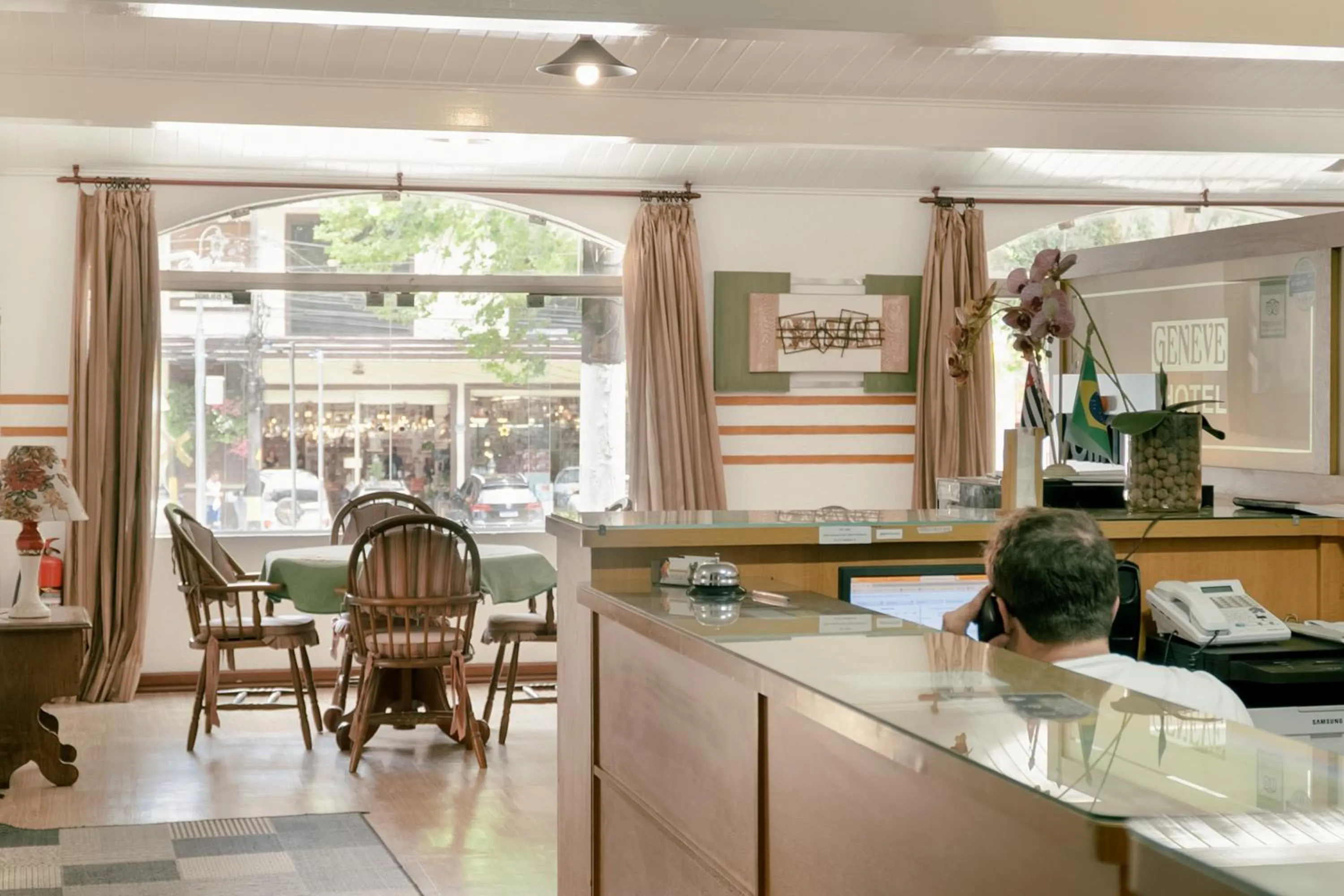 Lobby or reception in Hotel Geneve - 2km do Capivari