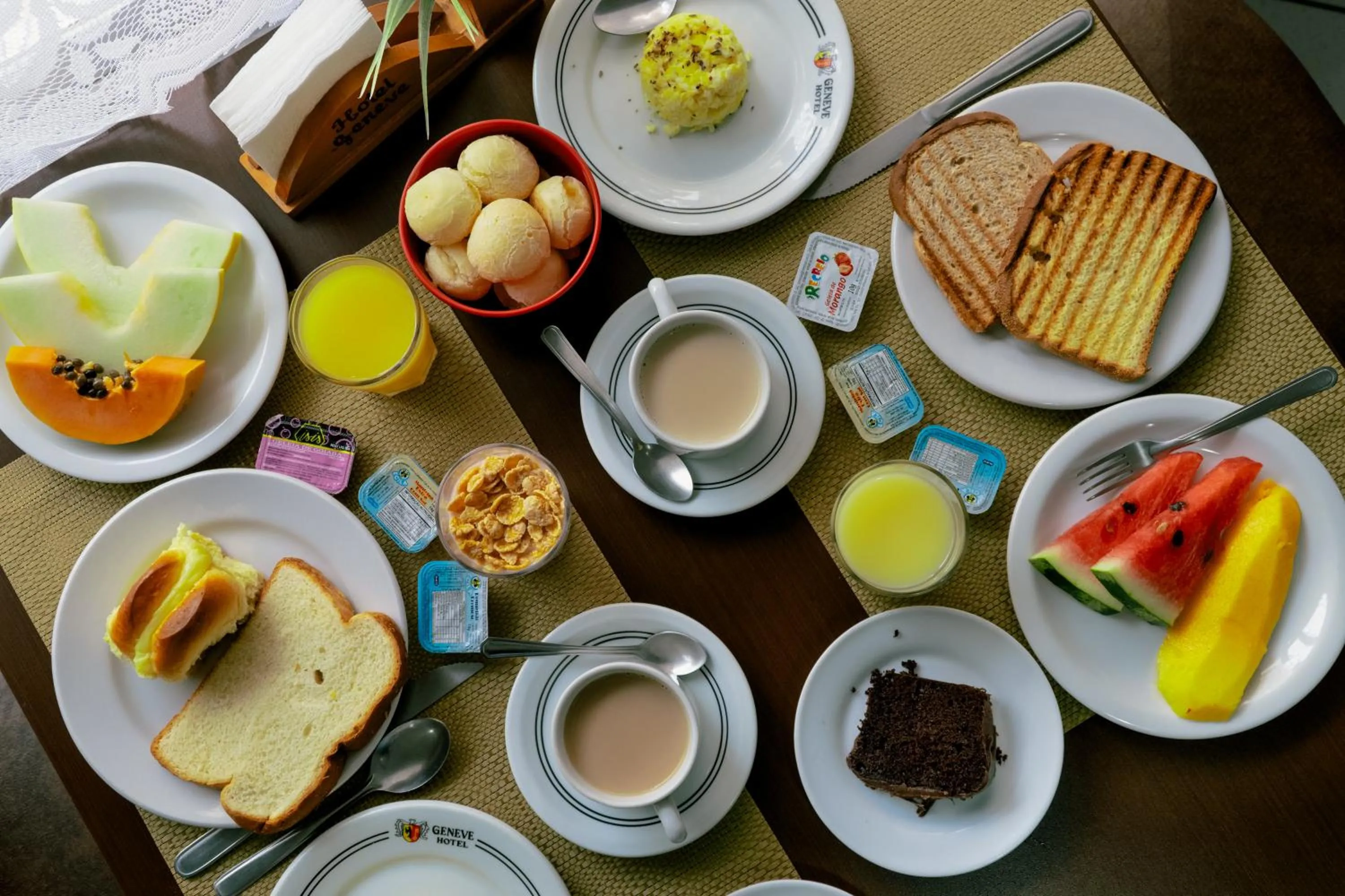 Breakfast in Hotel Geneve - 2km do Capivari