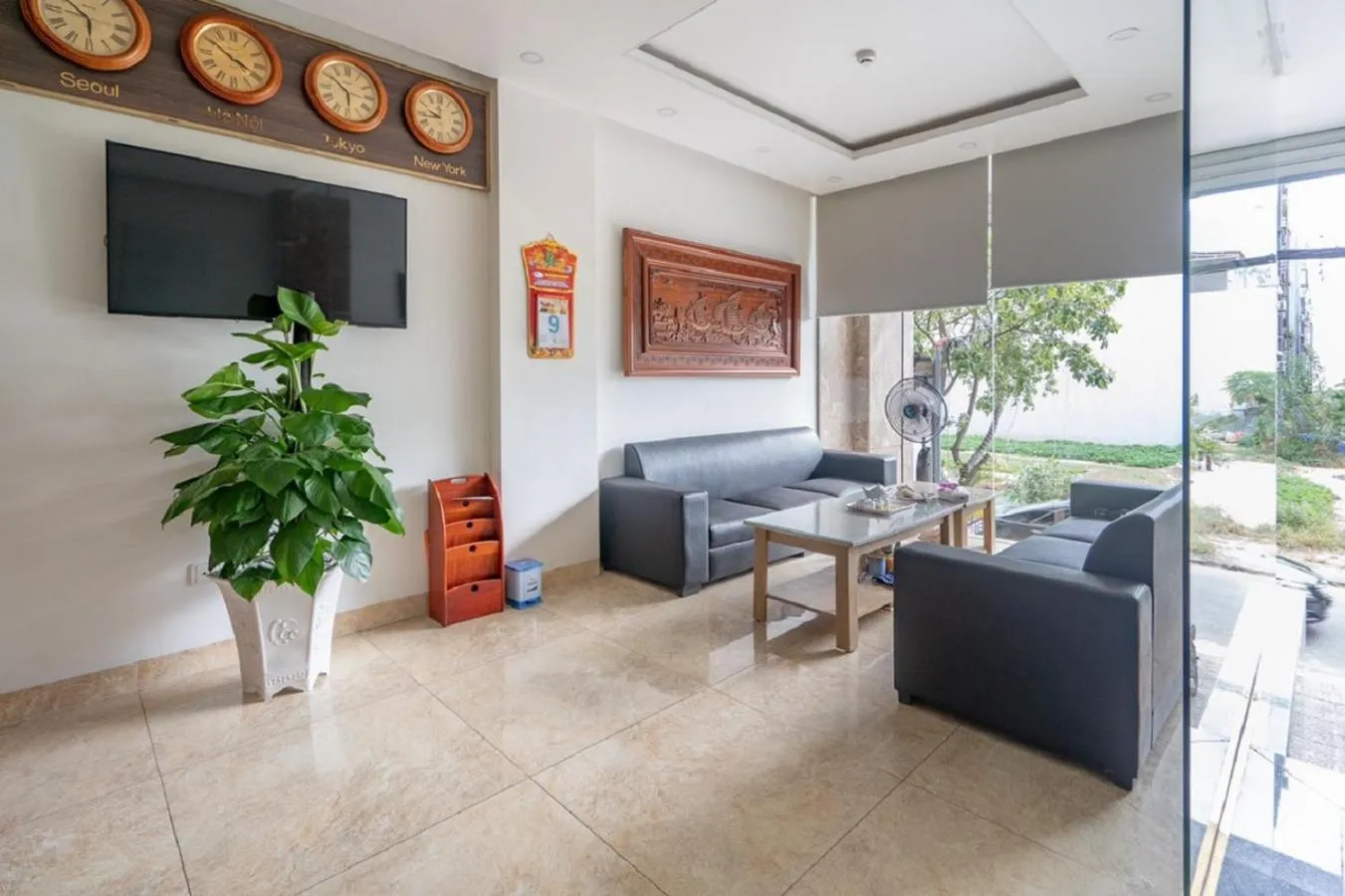 Communal lounge/ TV room in Saluxhotel&Apartment 2