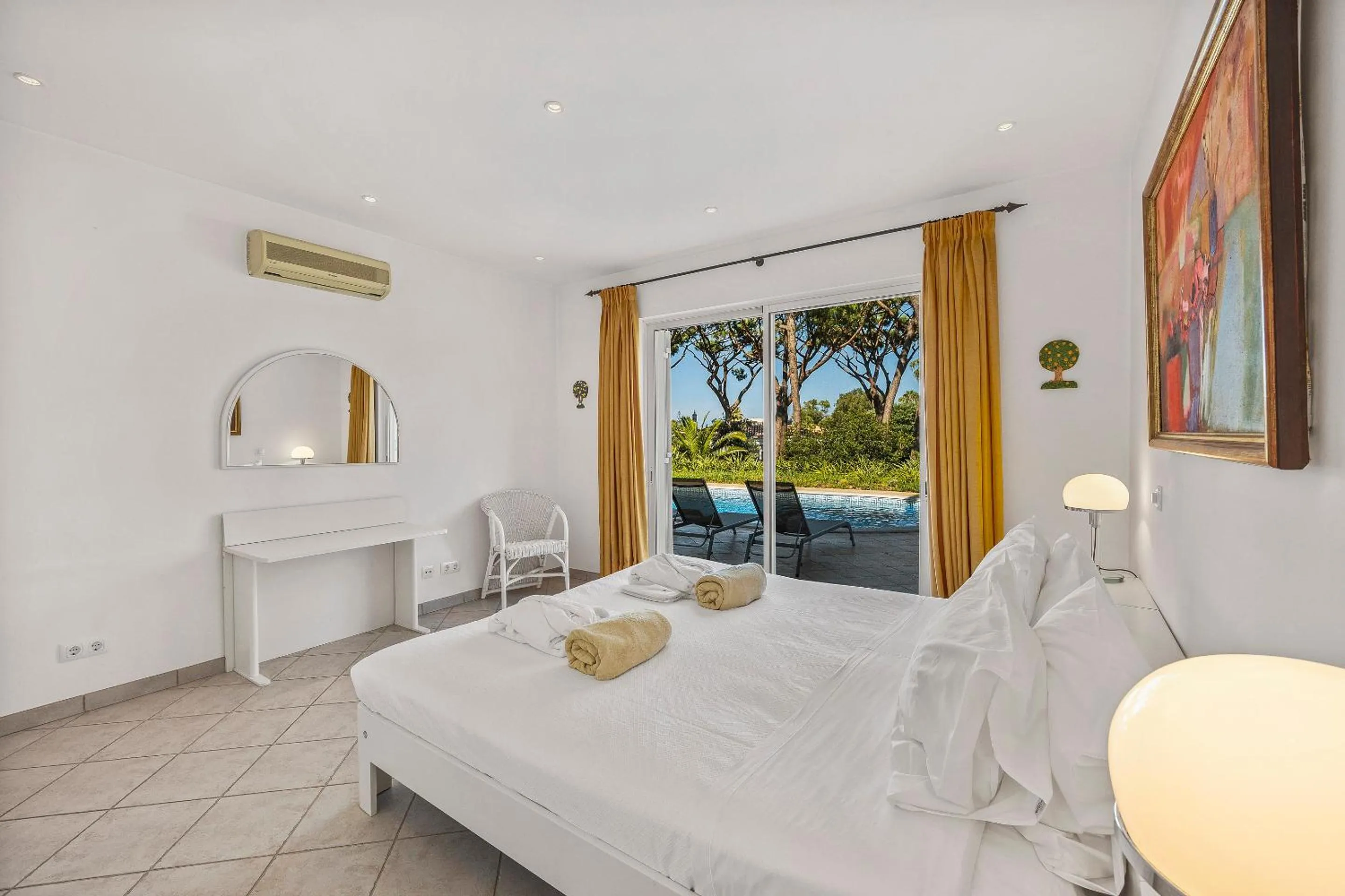 Bed in Vale Do Lobo Resort