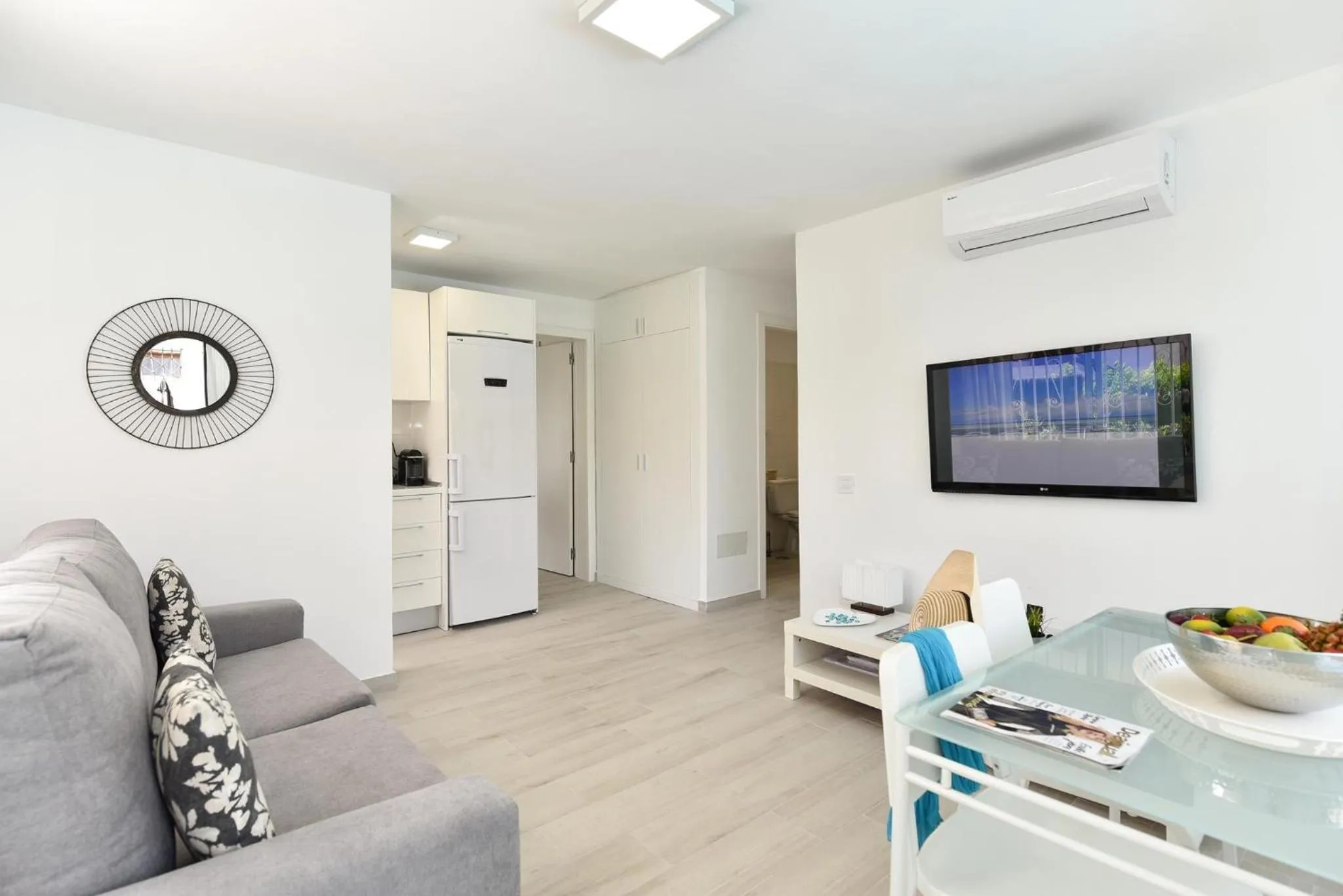 Kitchen or kitchenette in Beach House with private pool in San Agustín ET2 by VillaGranCanaria