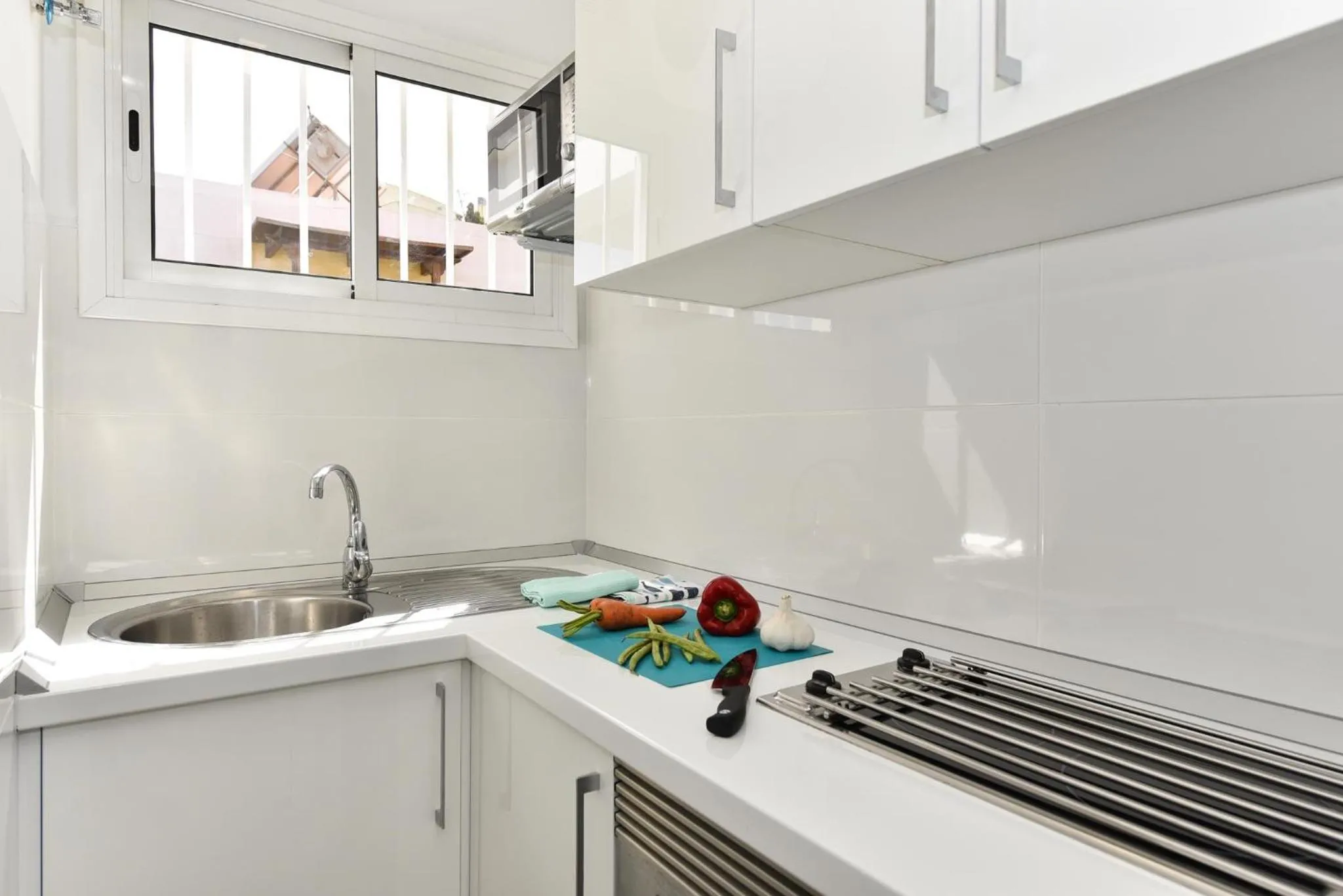 Kitchen or kitchenette in Beach House with private pool in San Agustín ET2 by VillaGranCanaria