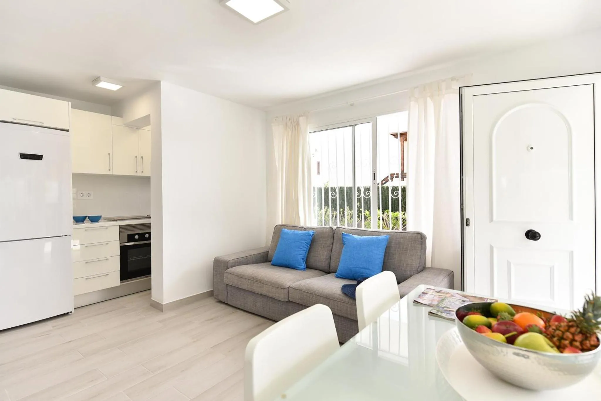 Kitchen or kitchenette in Beach House with private pool in San Agustín ET2 by VillaGranCanaria
