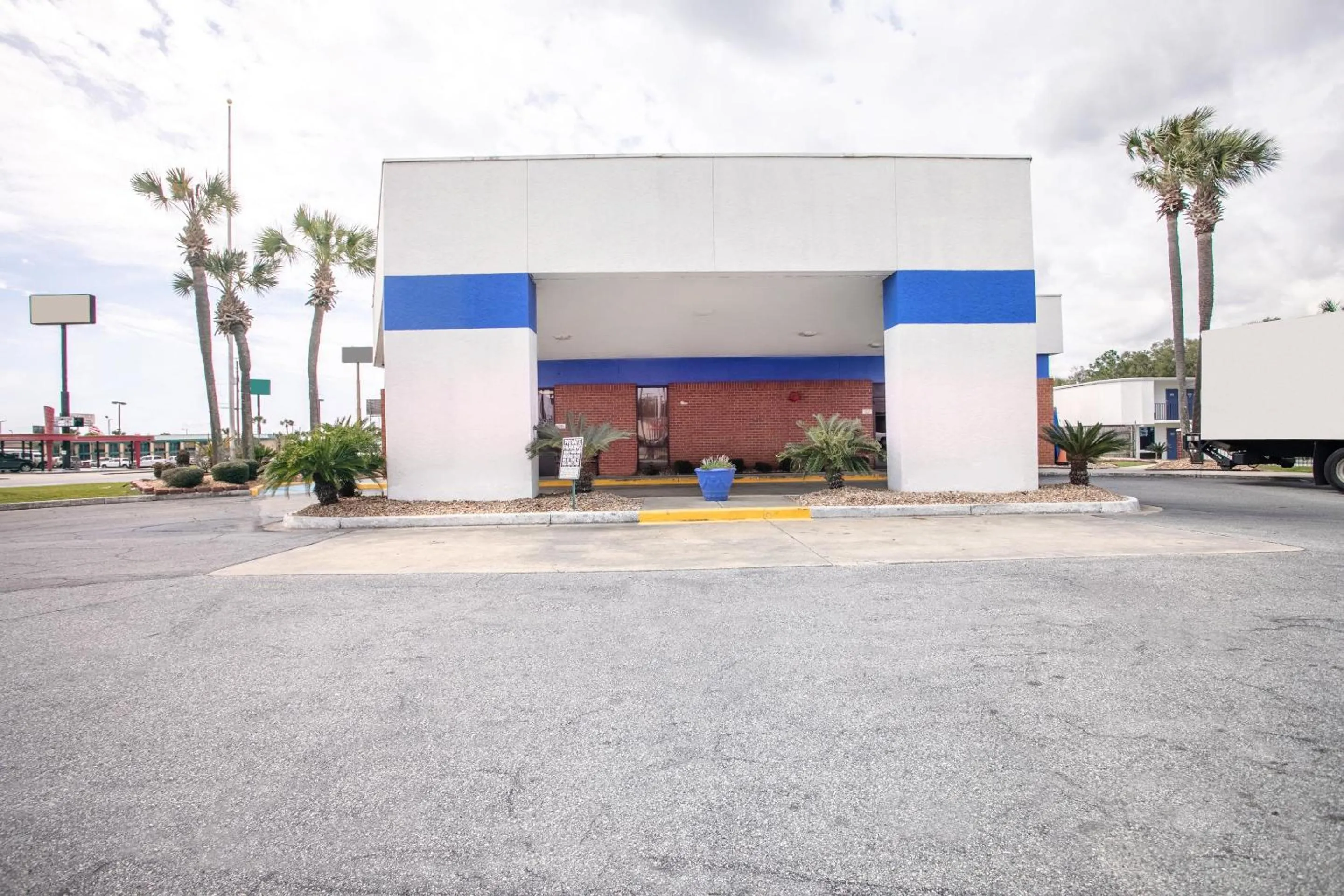 Facade/entrance in OYO Hotel Lake Park-Valdosta I-75