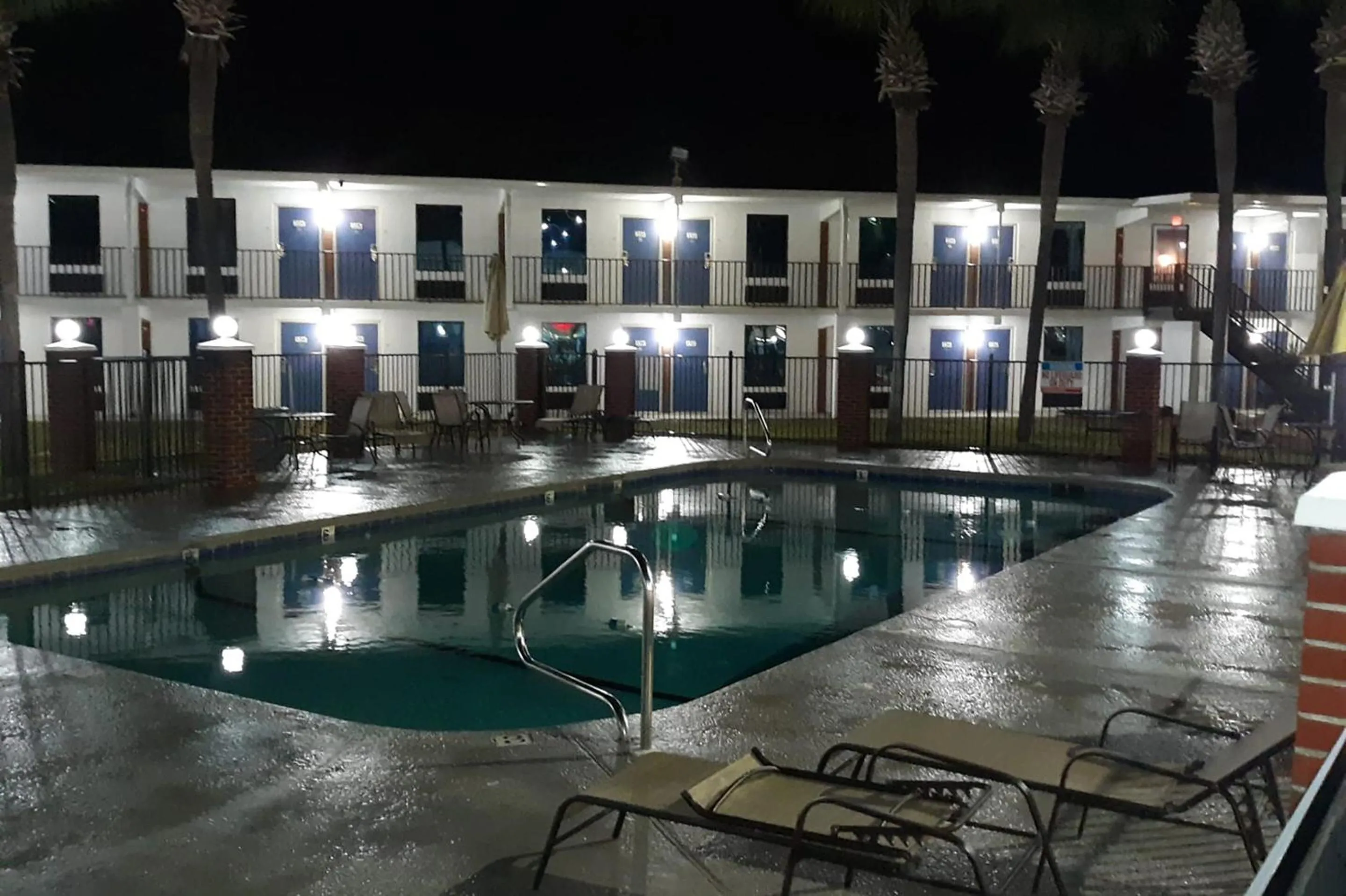 Swimming pool in OYO Hotel Lake Park-Valdosta I-75