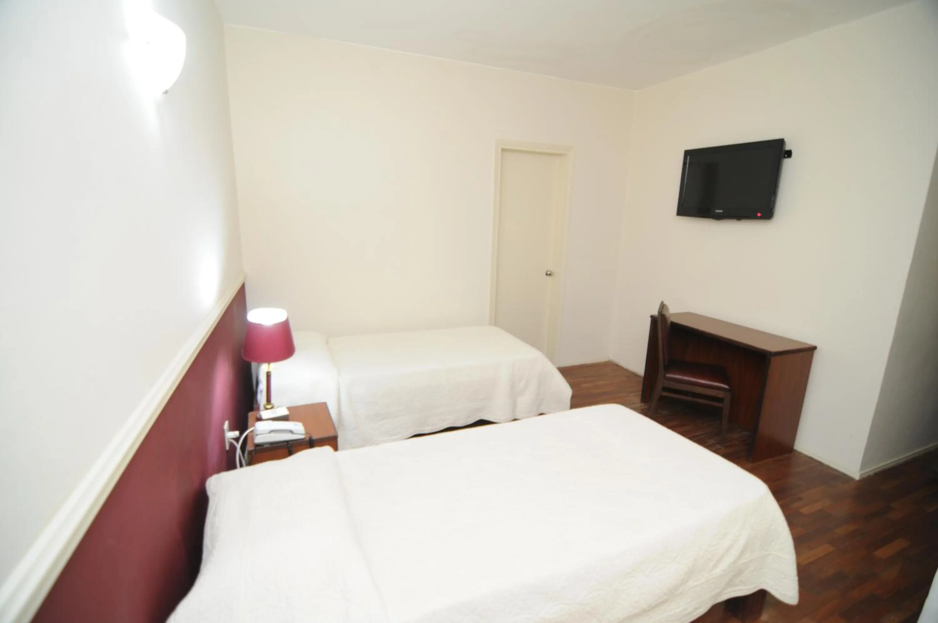 Photo of the whole room, Bed in Gran Hotel Uruguay