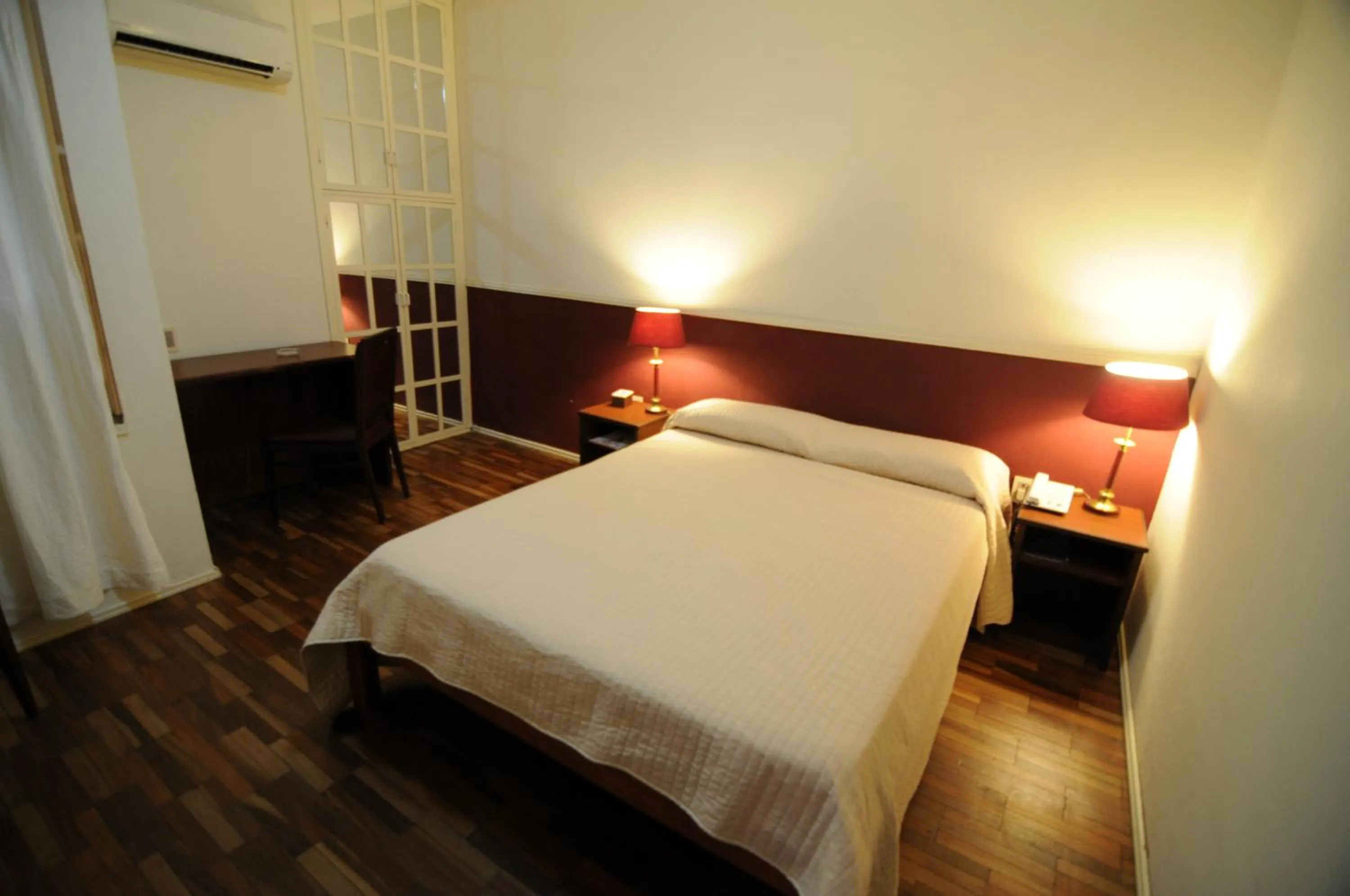 Photo of the whole room, Bed in Gran Hotel Uruguay