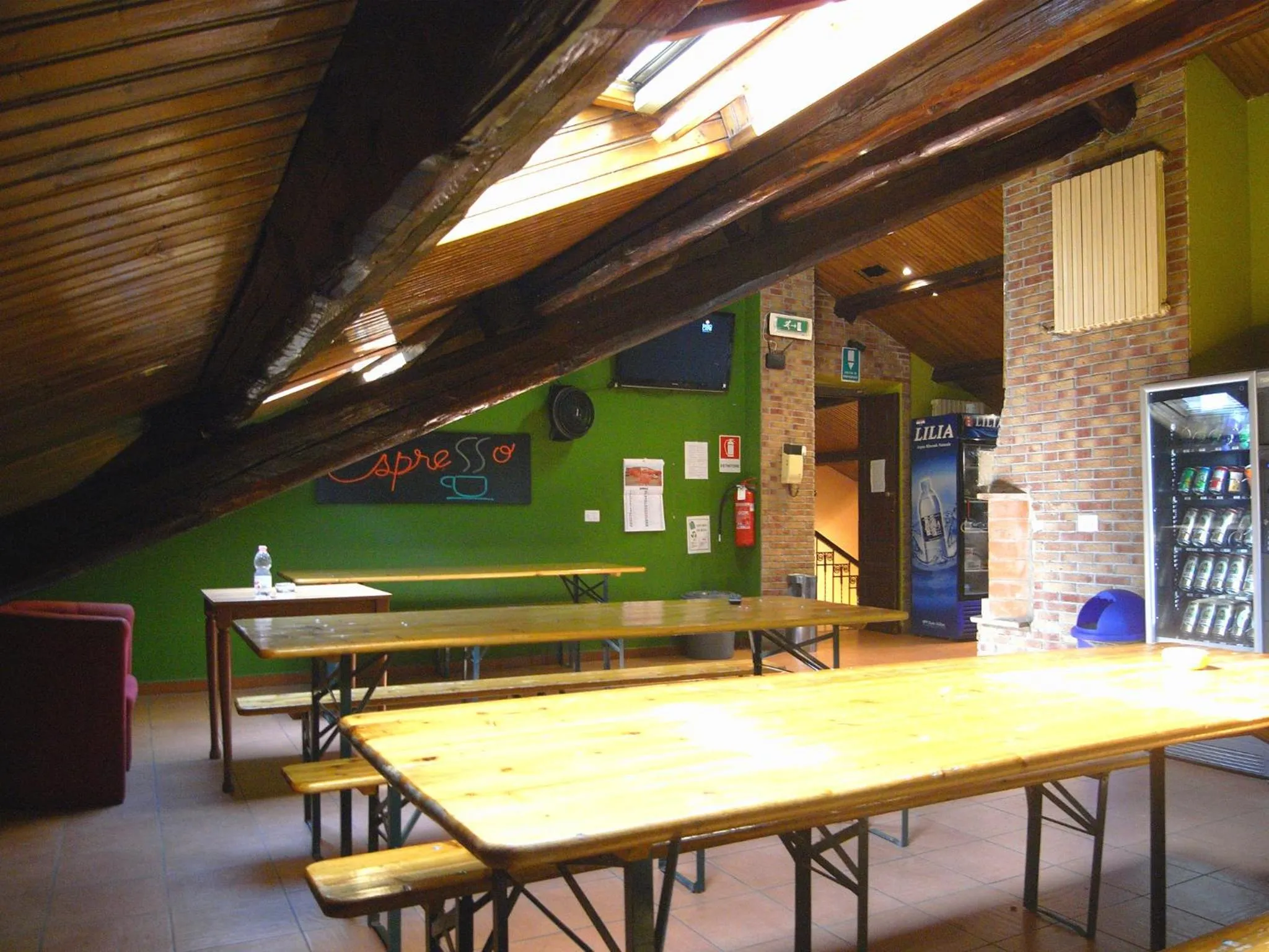 Dining area, Lounge/Bar in Hostel California