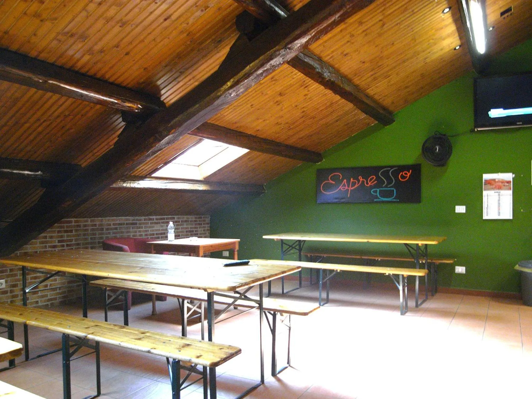 Communal lounge/ TV room in Hostel California