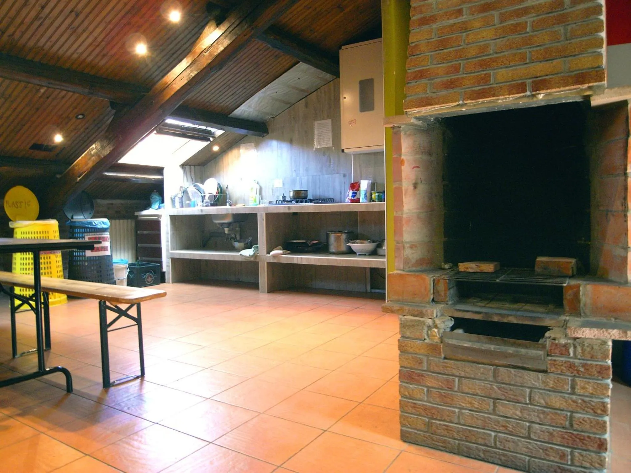 Communal kitchen, BBQ Facilities in Hostel California