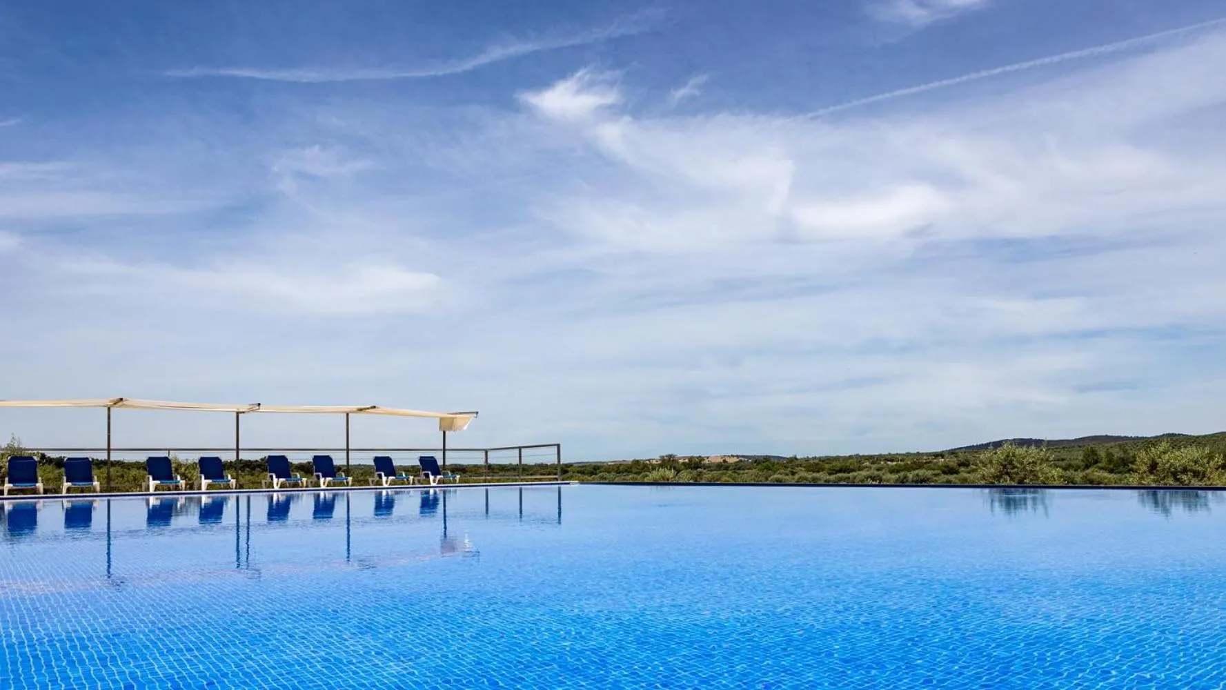 Swimming pool in Vila Planicie