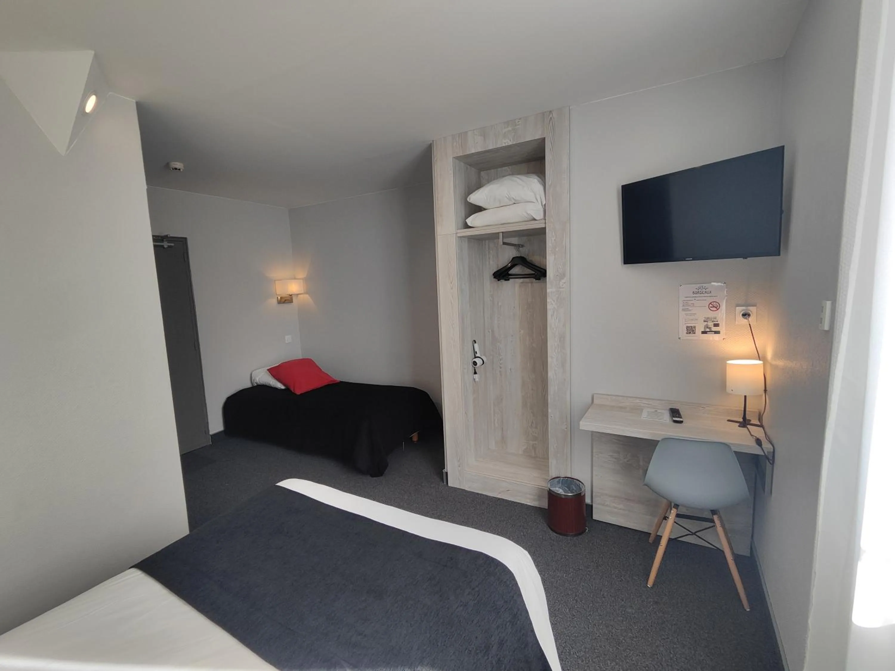 Bed in Brit Hotel Suisse et Bordeaux - Centre Gare