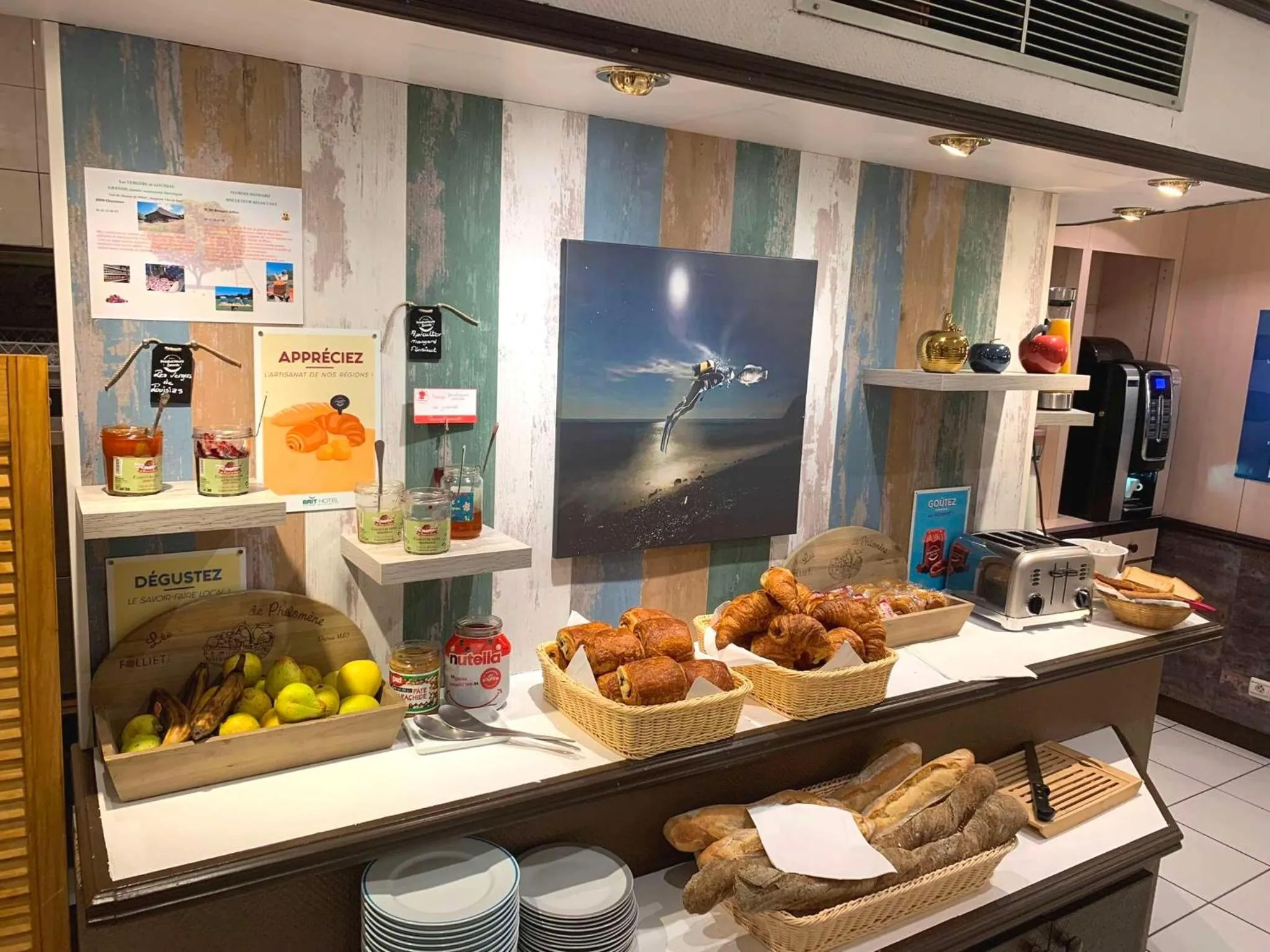 Breakfast in Brit Hotel Suisse et Bordeaux - Centre Gare