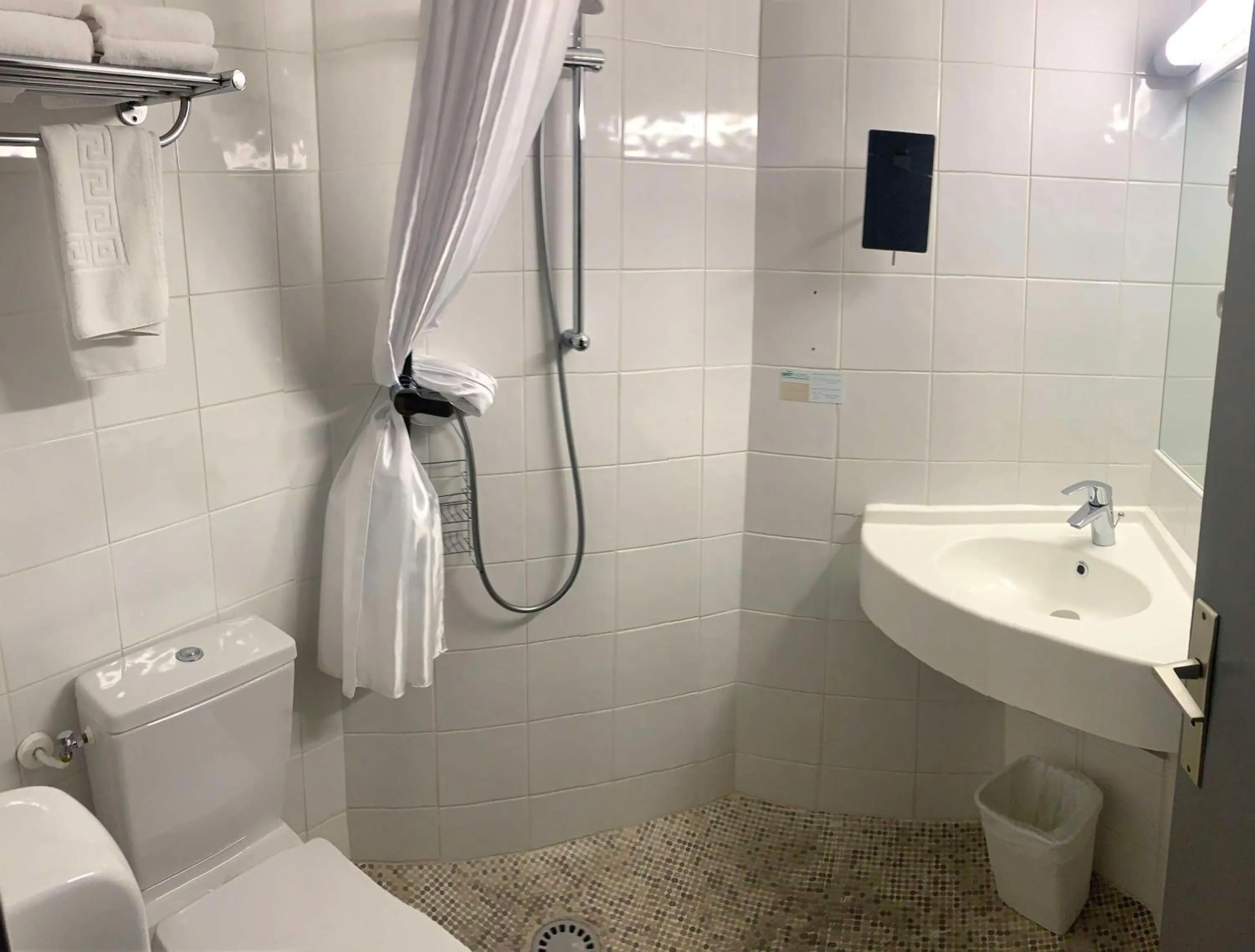 Bathroom in Brit Hotel Suisse et Bordeaux - Centre Gare