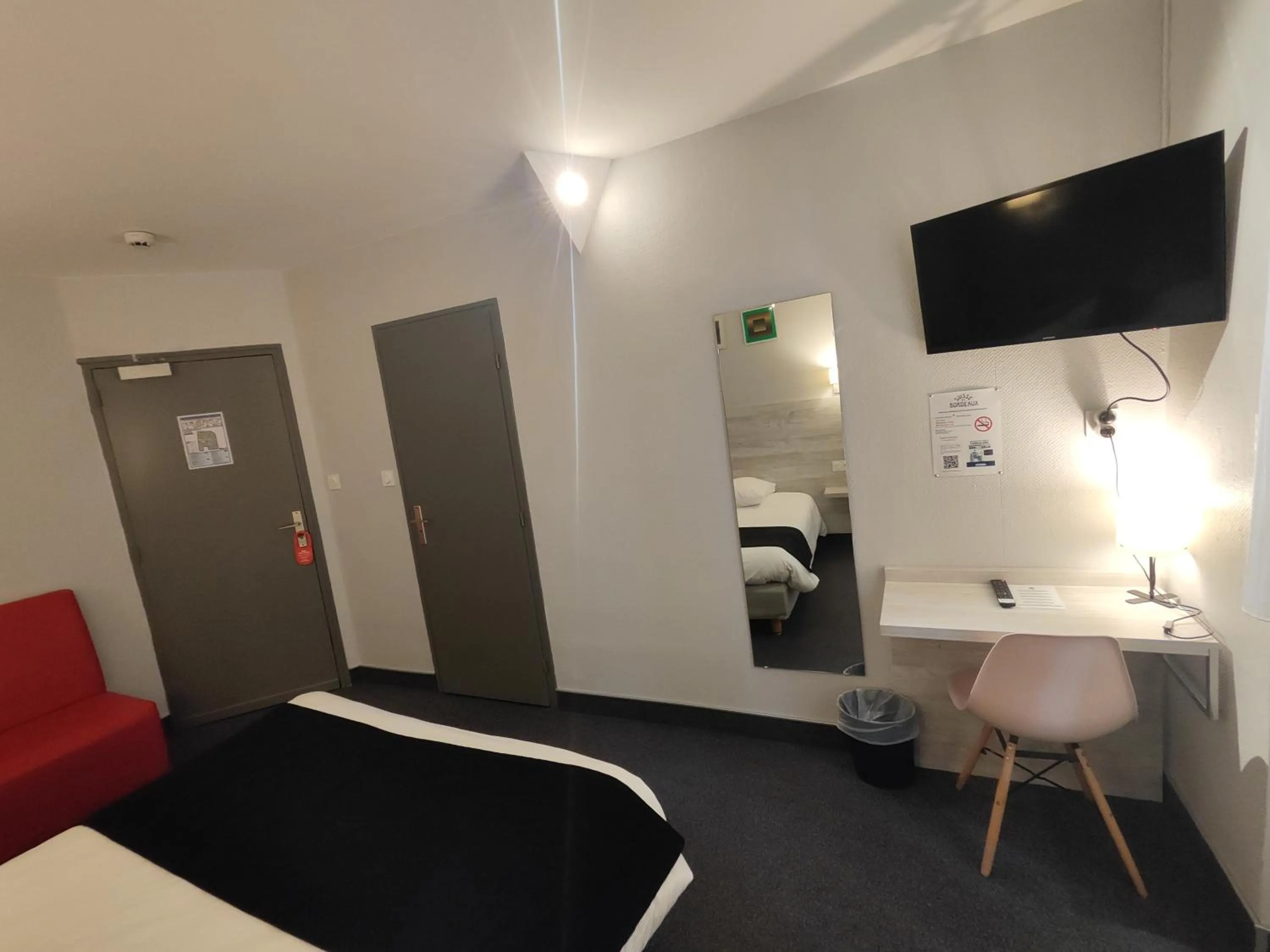 Bed in Brit Hotel Suisse et Bordeaux - Centre Gare