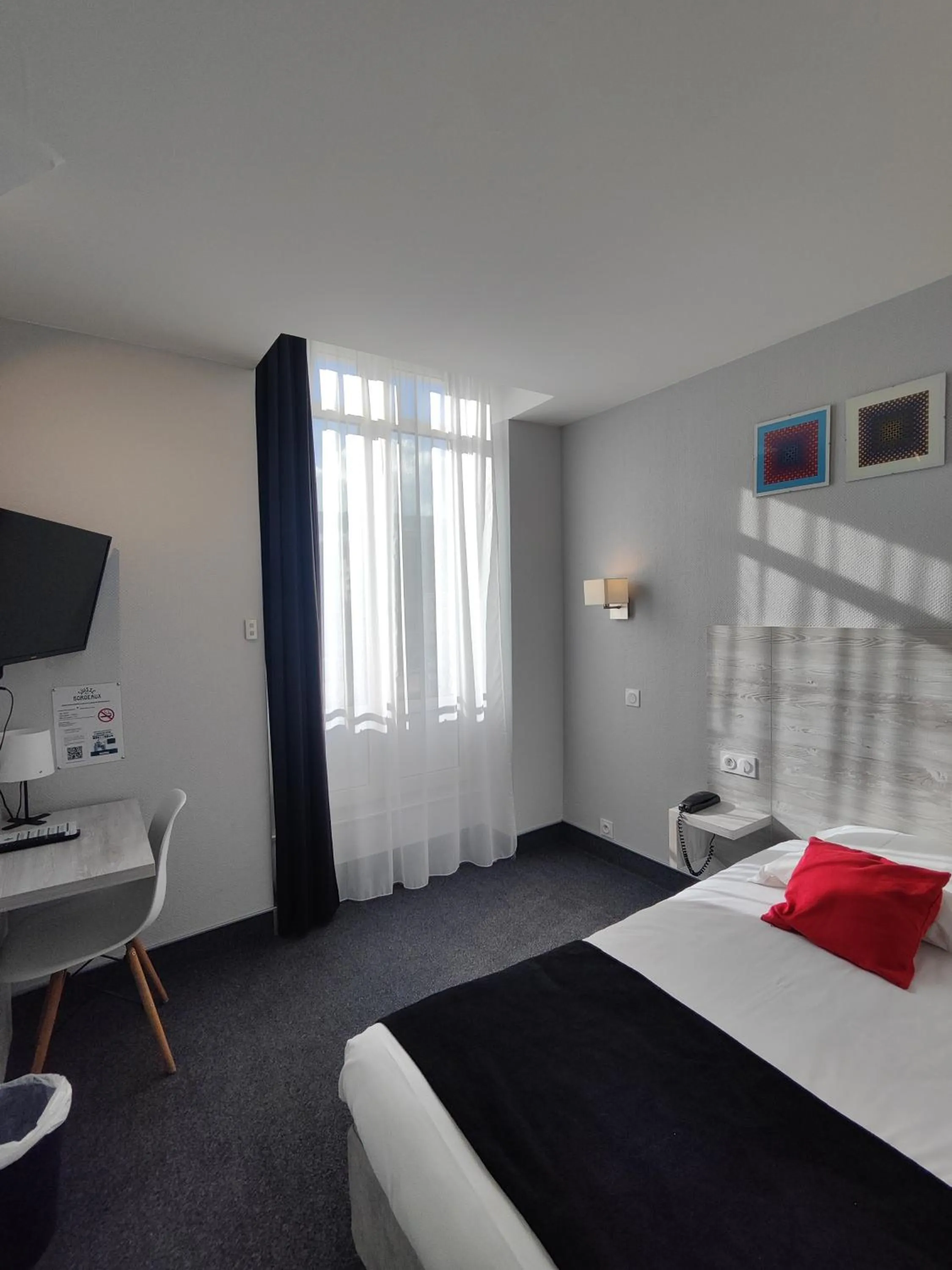 Bed in Brit Hotel Suisse et Bordeaux - Centre Gare