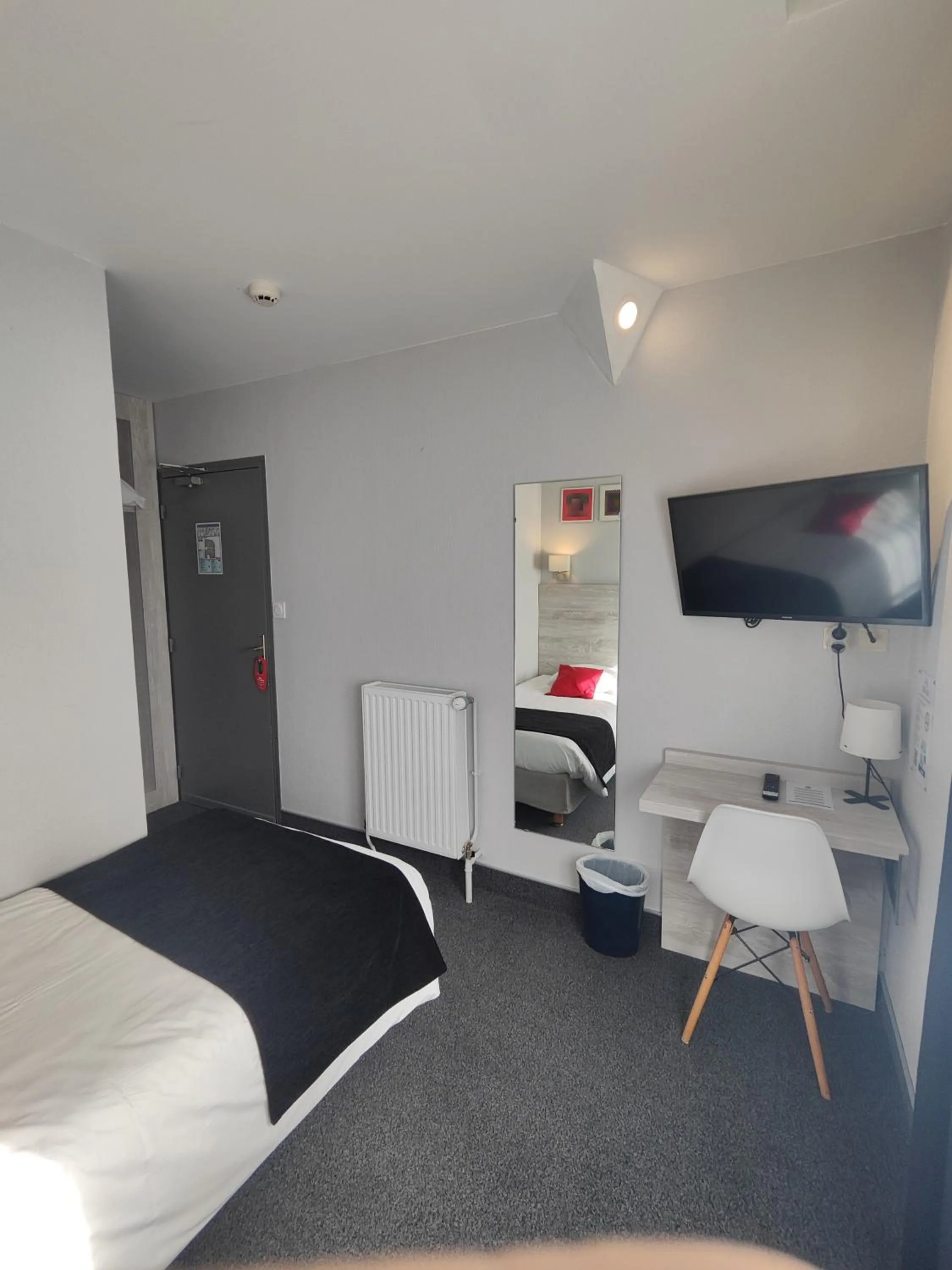 Bed in Brit Hotel Suisse et Bordeaux - Centre Gare