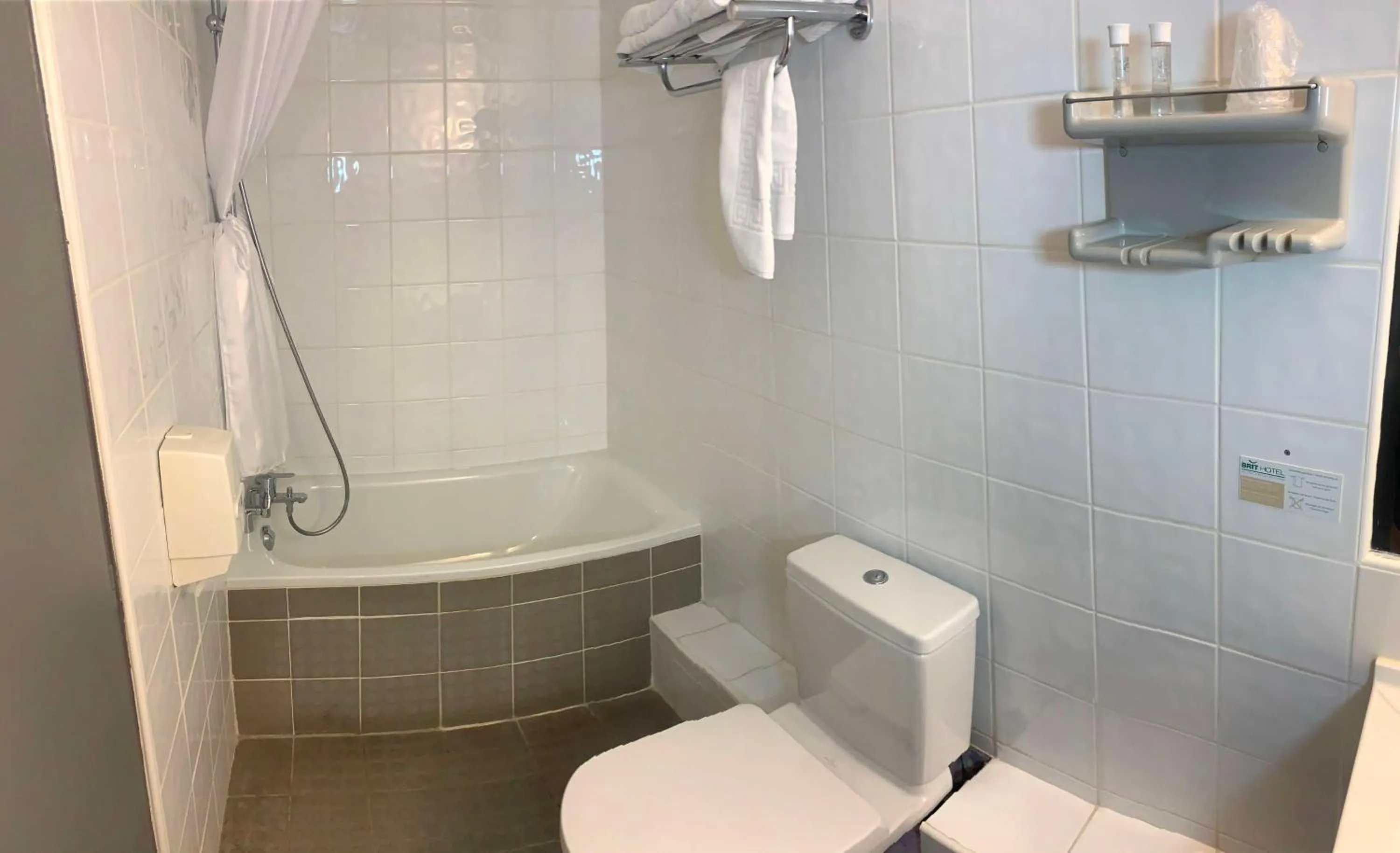 Bathroom in Brit Hotel Suisse et Bordeaux - Centre Gare