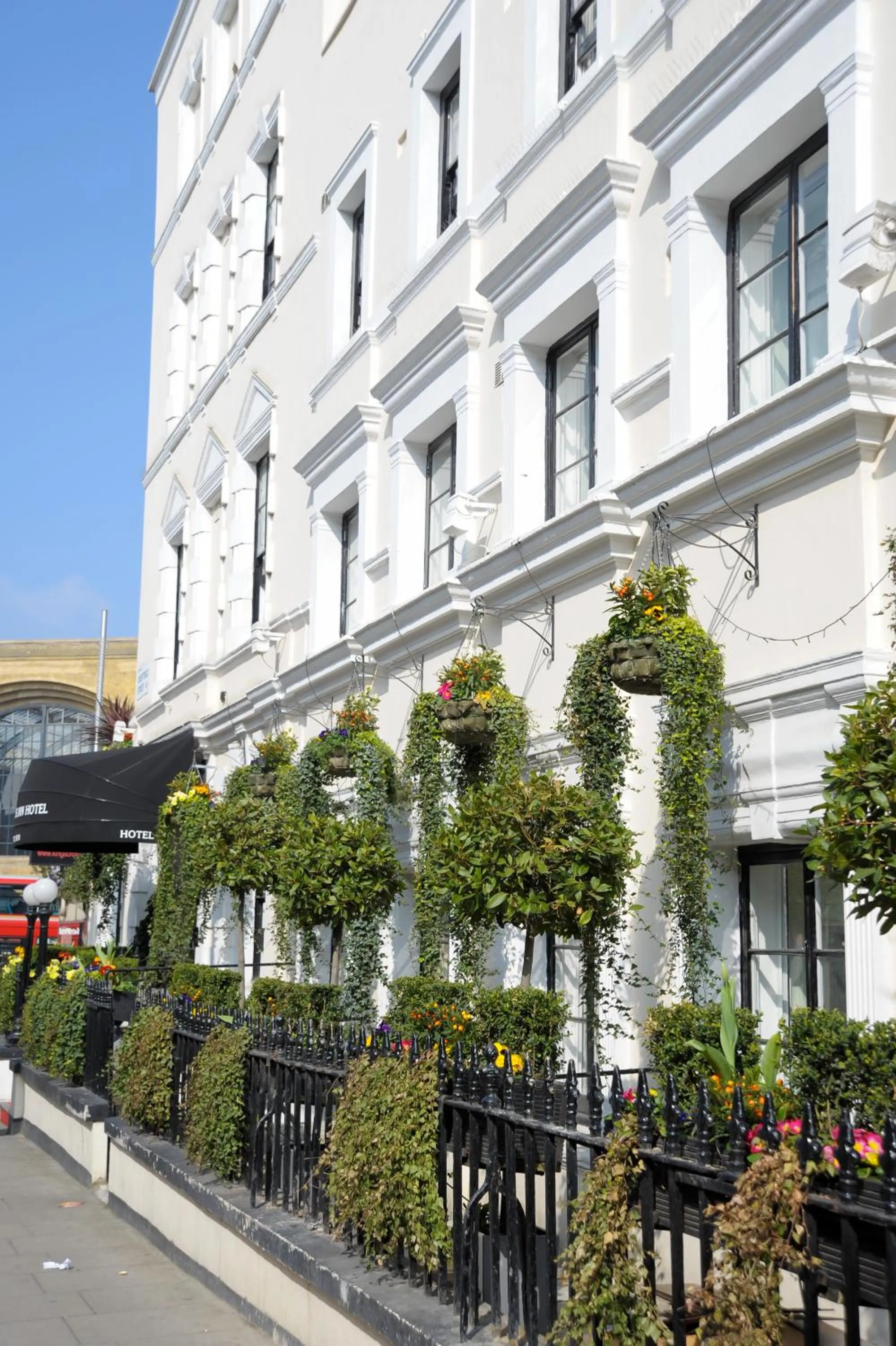 Property building in Kings Cross Inn Hotel