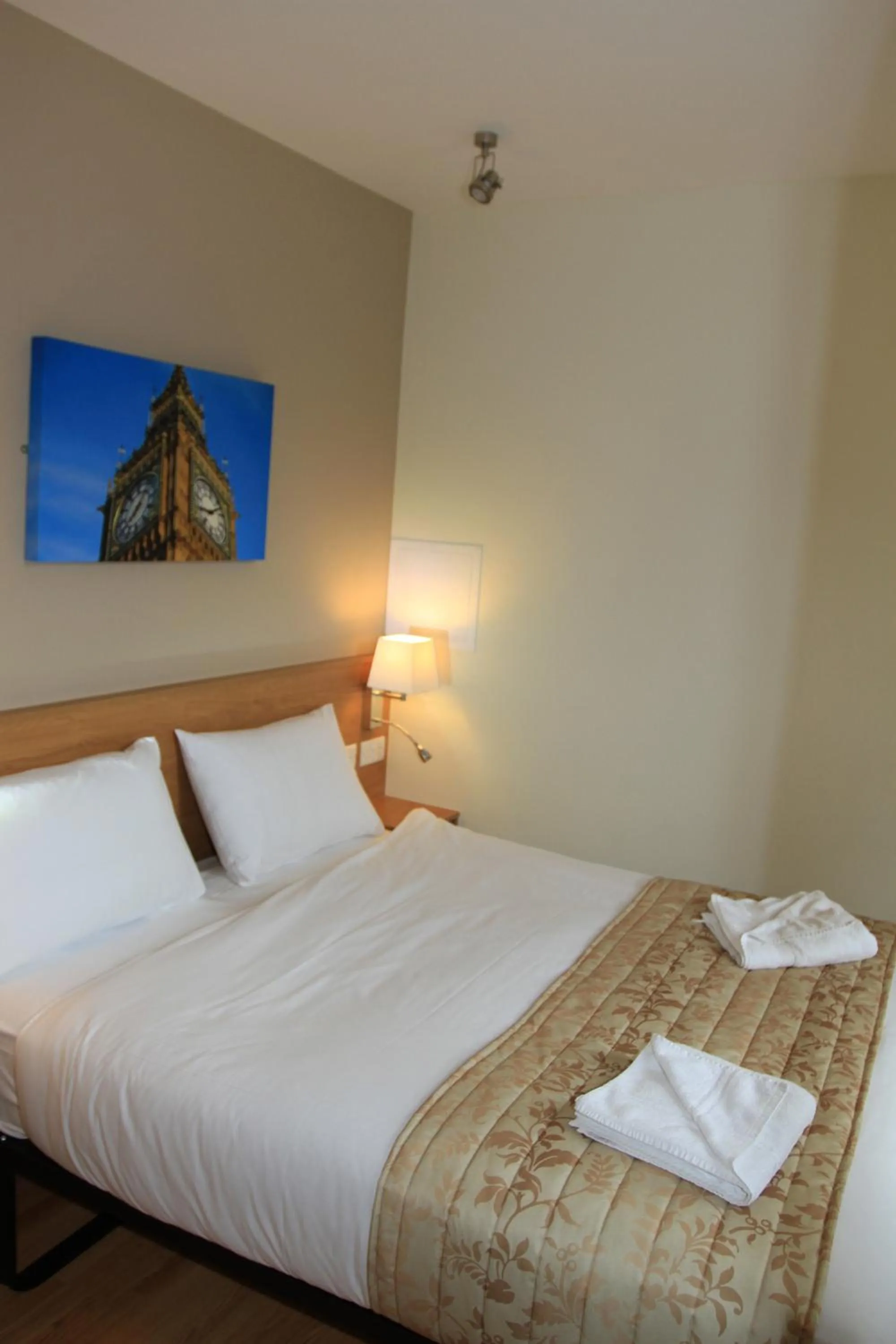 Bed in Kings Cross Inn Hotel