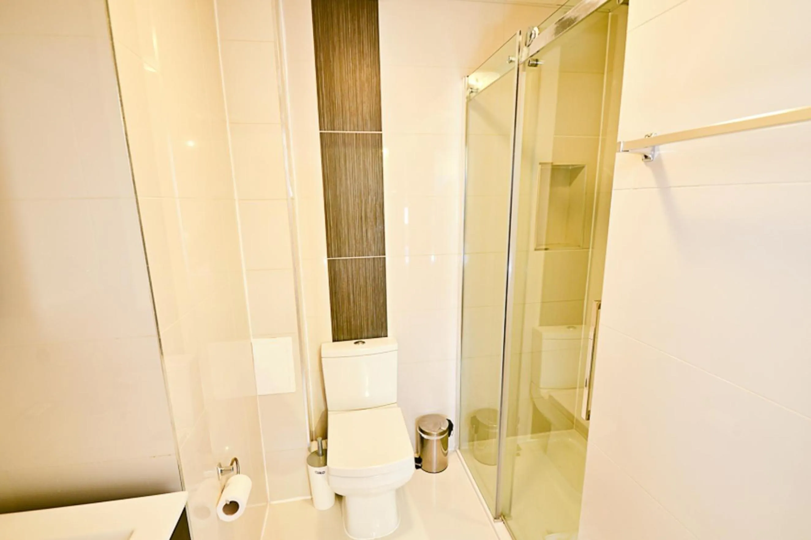 Toilet in Kings Cross Inn Hotel