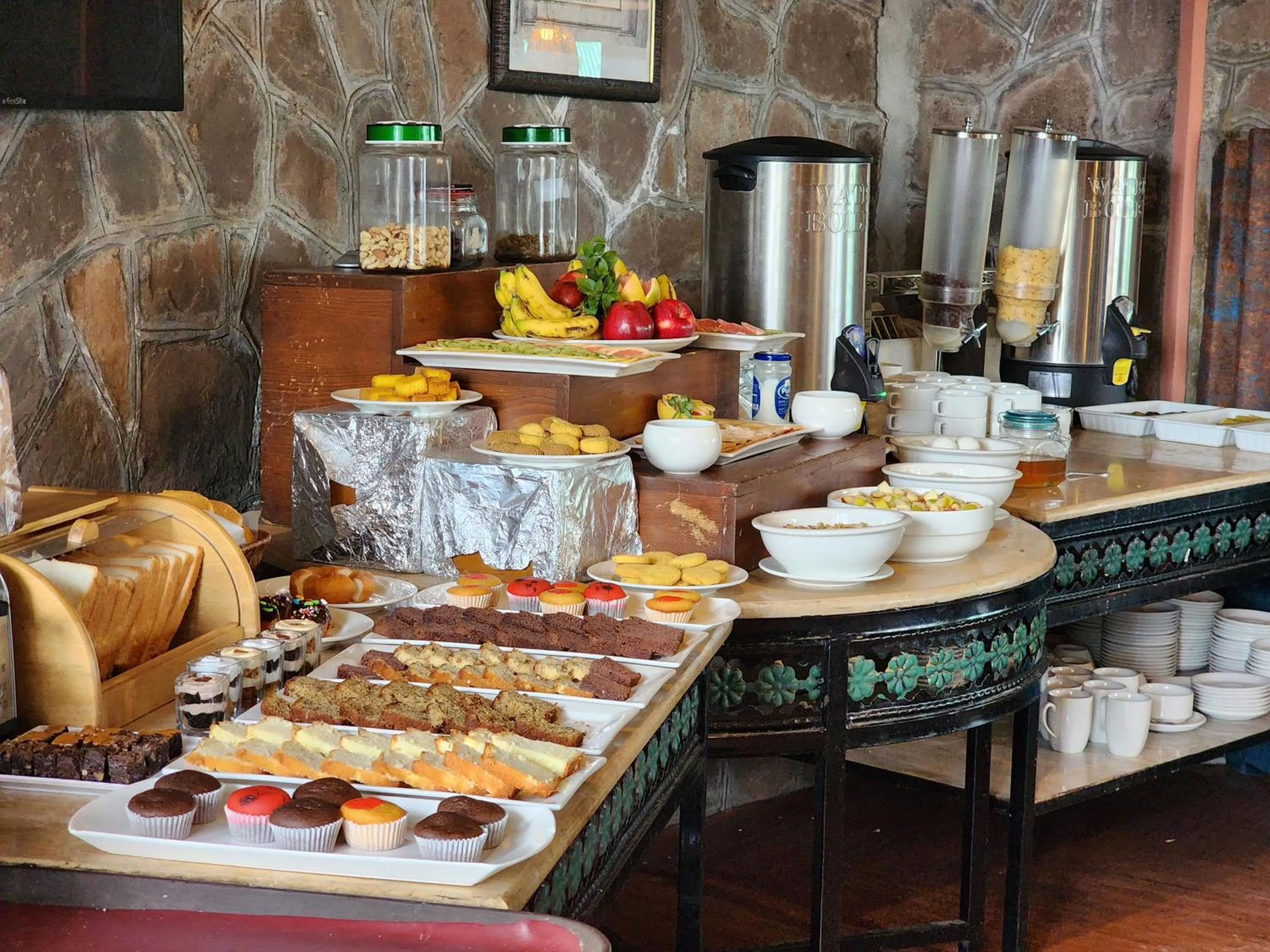 Food and drinks in Maisonette Firhill Hotel & Resort