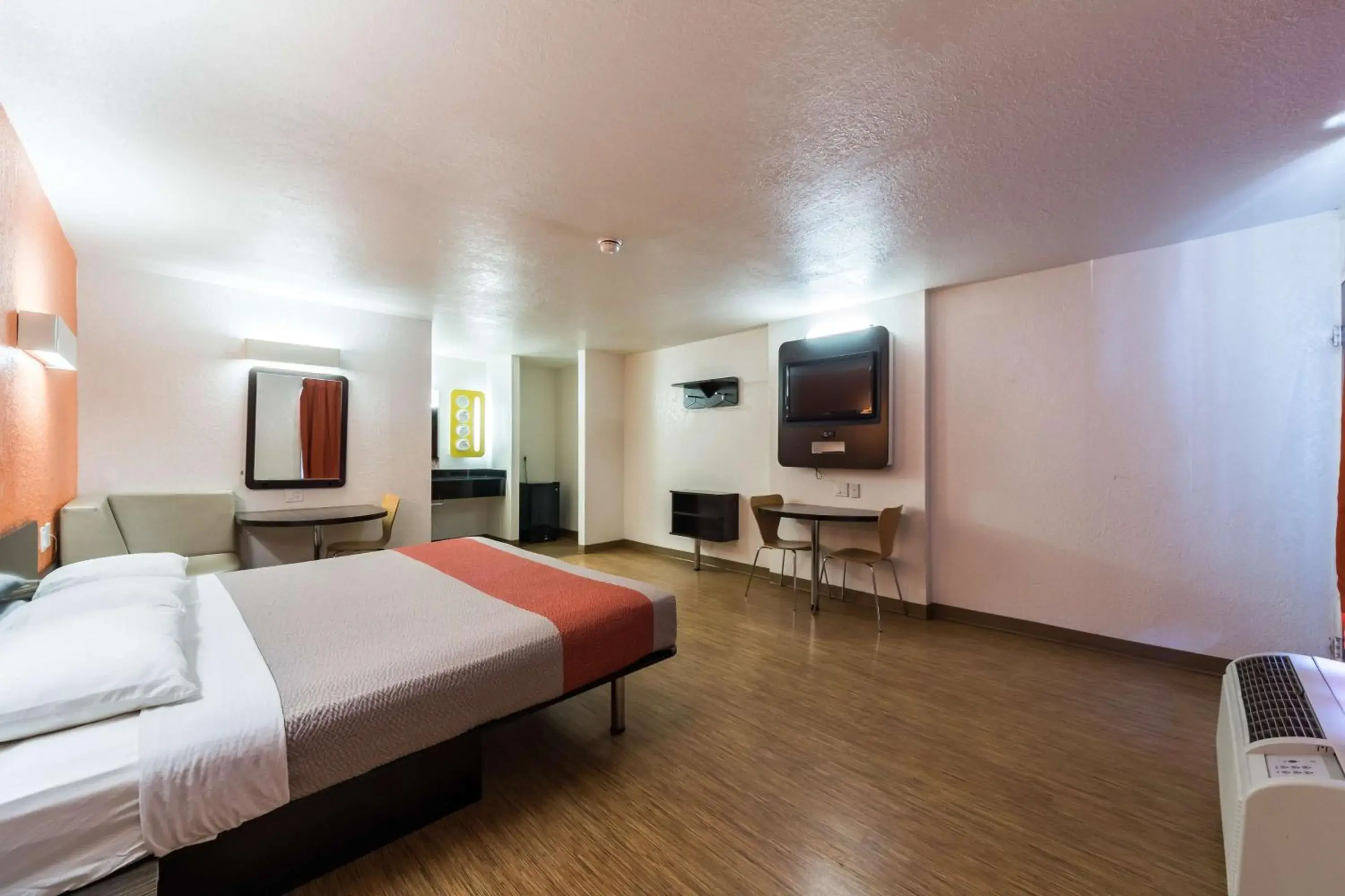 King Room - single occupancy - Non-Smoking in Motel 6-Uvalde, TX King Room - single occupancy - Non-Smoking in Motel 6-Uvalde, TX