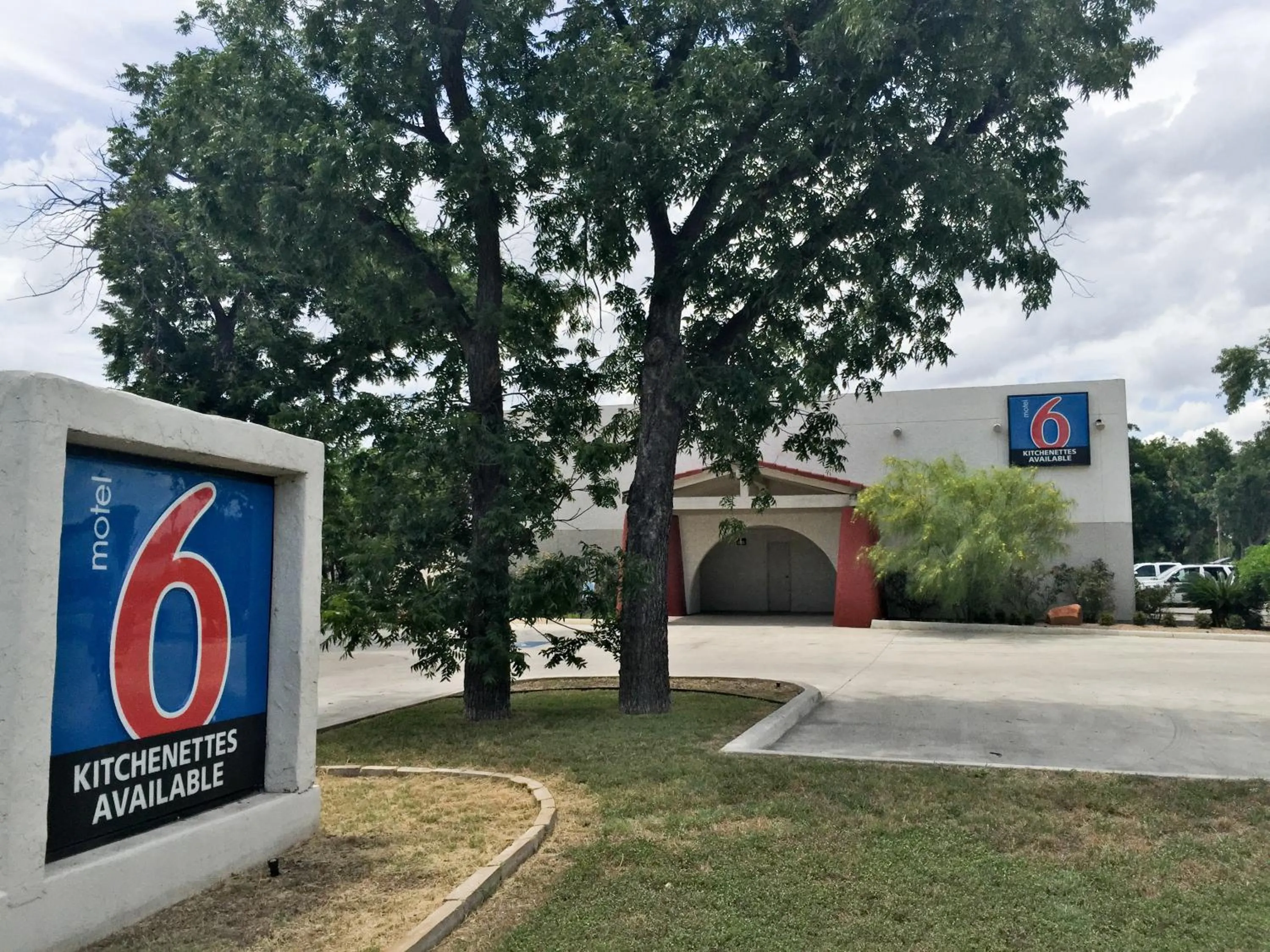 Property logo or sign in Motel 6-Uvalde, TX