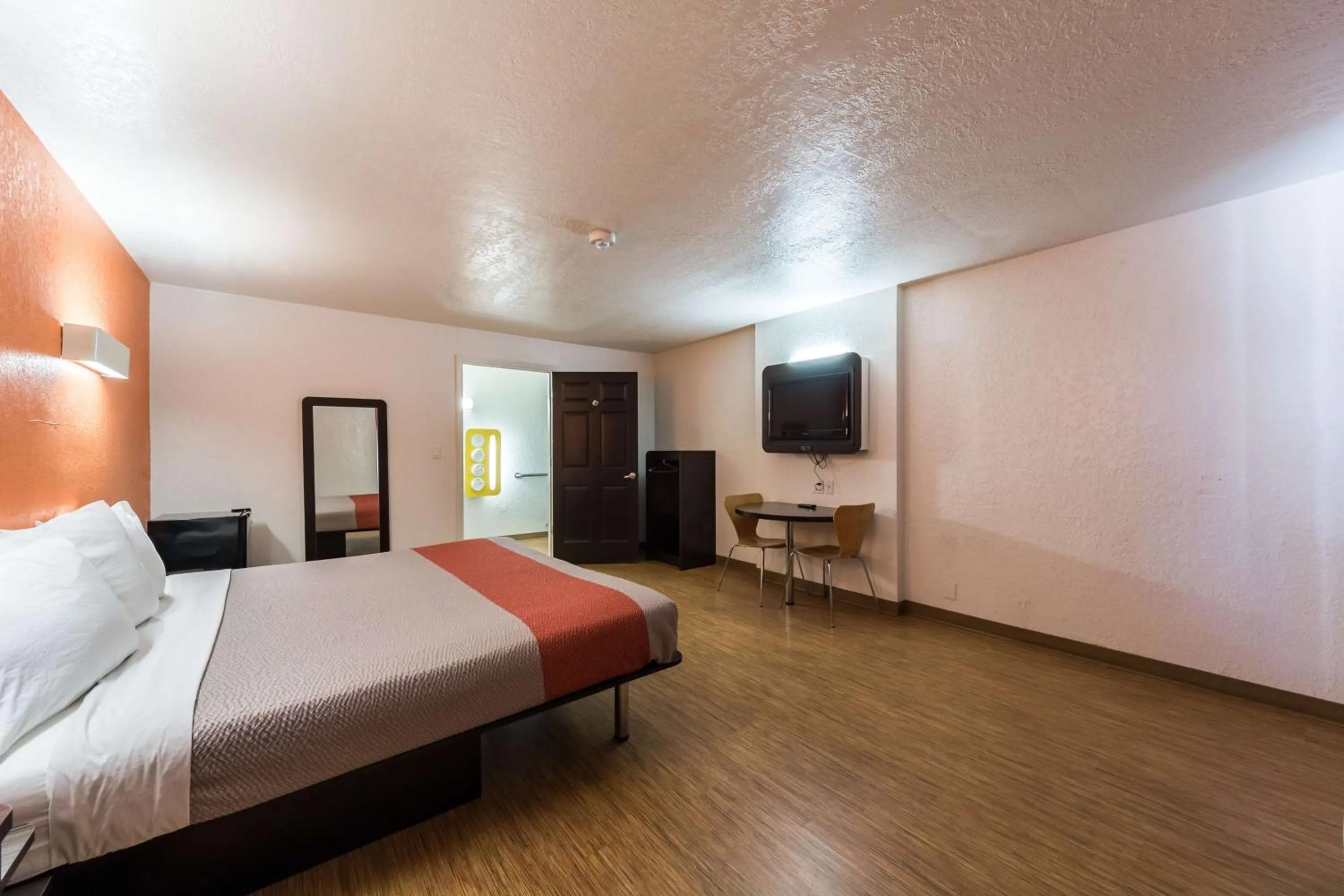 TV and multimedia, Bed in Motel 6-Uvalde, TX