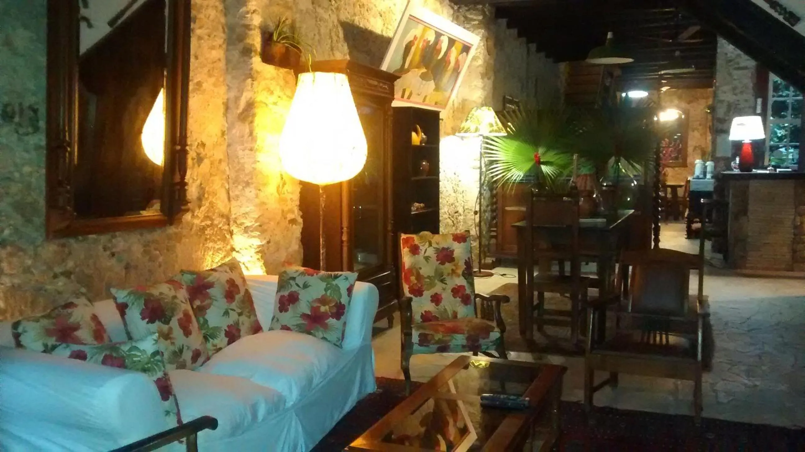 Communal lounge/ TV room in Pousada Arte Colonial - Casarão Histórico do Séc XVIII - Lancha Própria