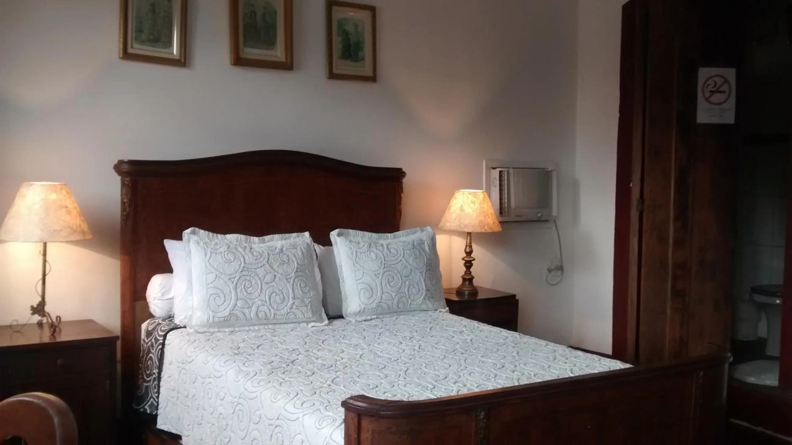 Photo of the whole room in Pousada Arte Colonial - Casarão Histórico do Séc XVIII - Lancha Própria