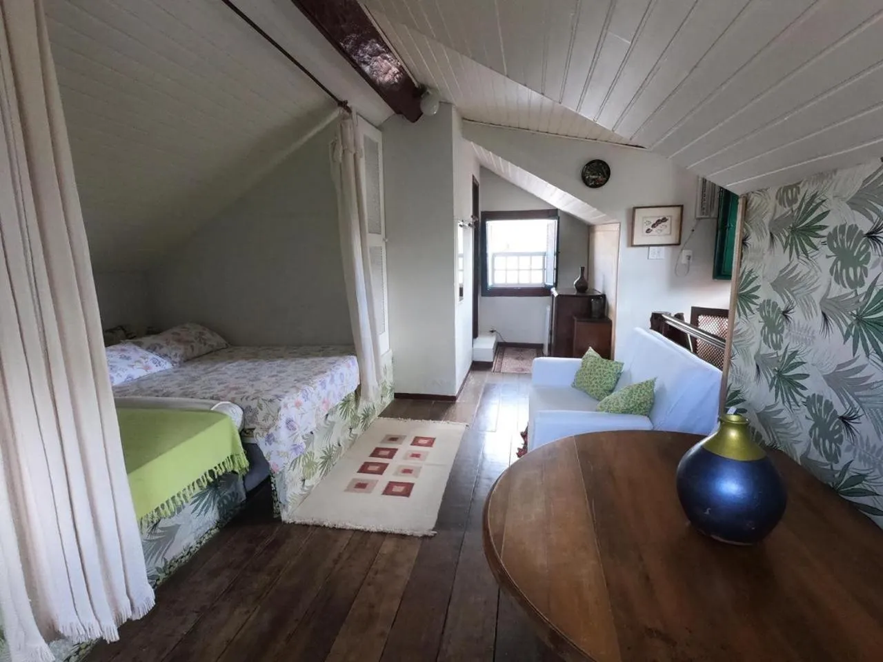 Photo of the whole room in Pousada Arte Colonial - Casarão Histórico do Séc XVIII - Lancha Própria