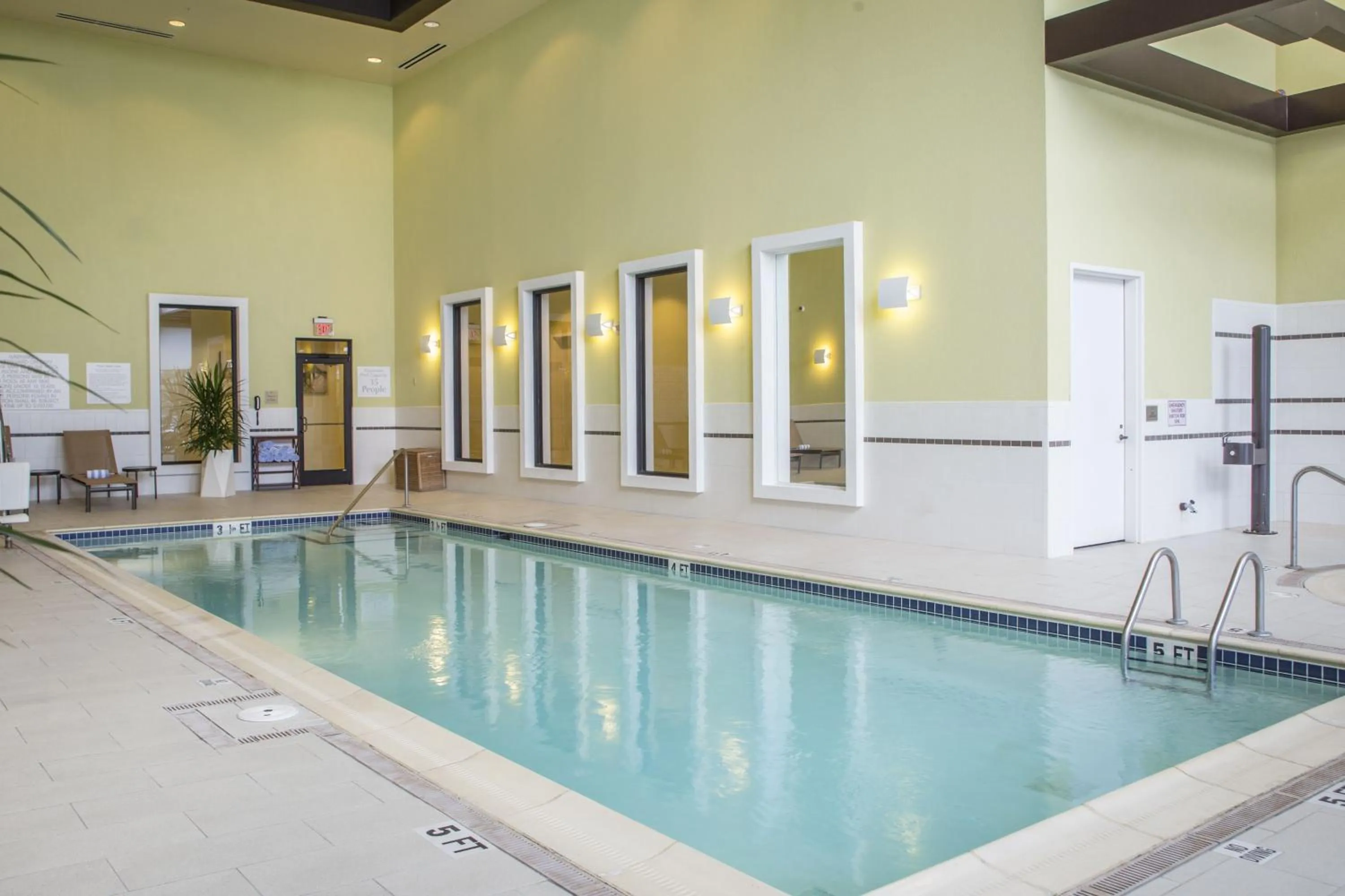 Swimming pool in Louisville Marriott East