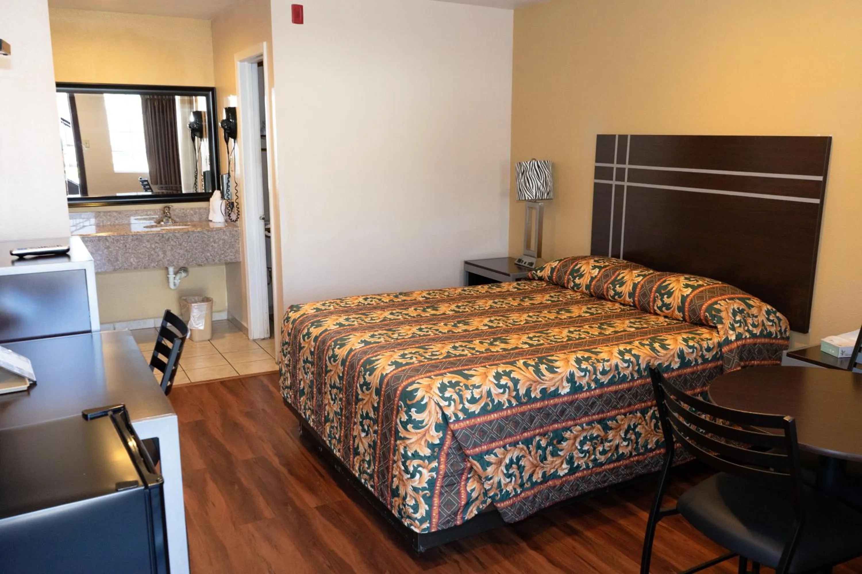 Bed in Colonial Inn Hammond