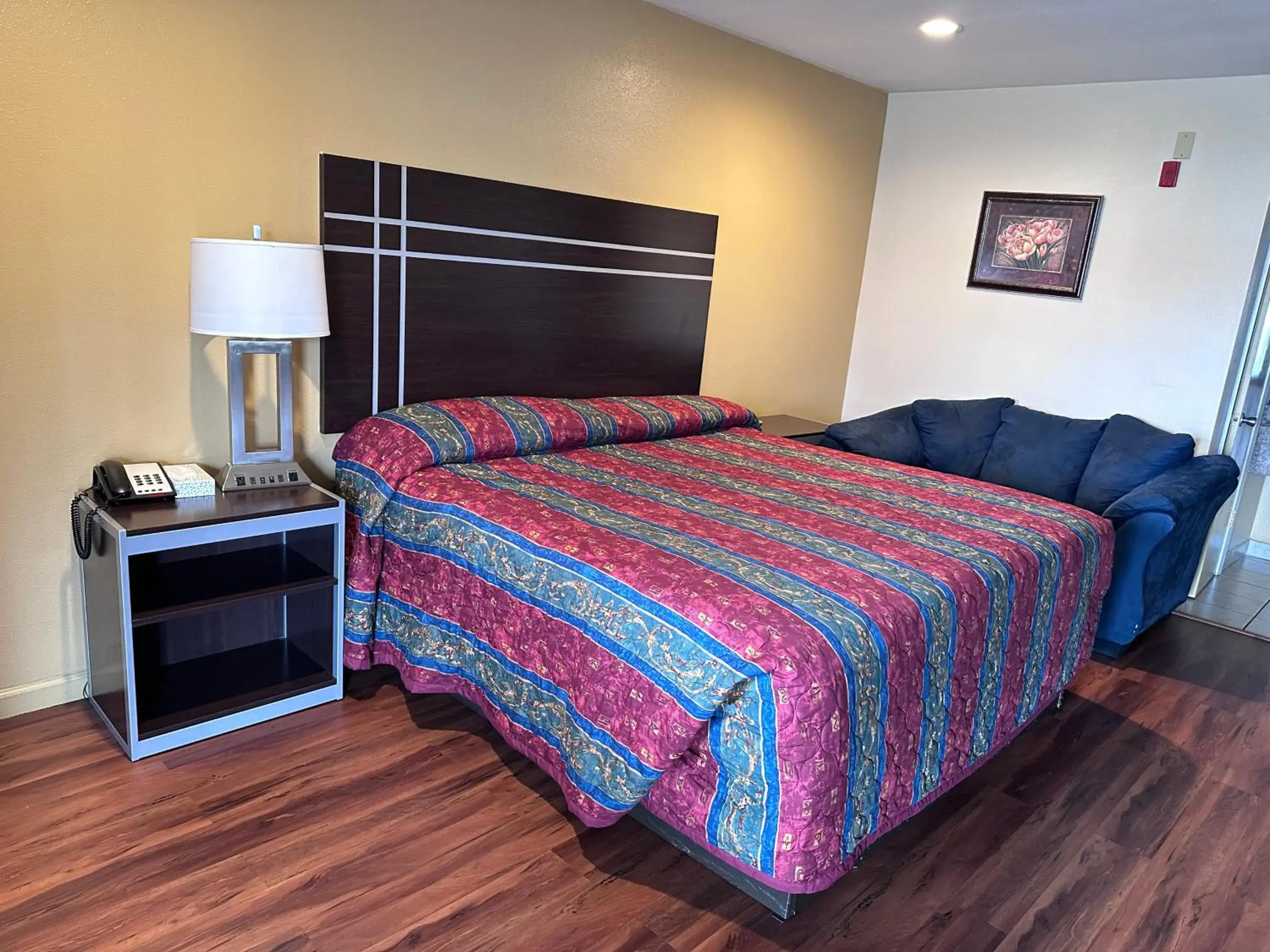 King Room in Colonial Inn Hammond King Room in Colonial Inn Hammond